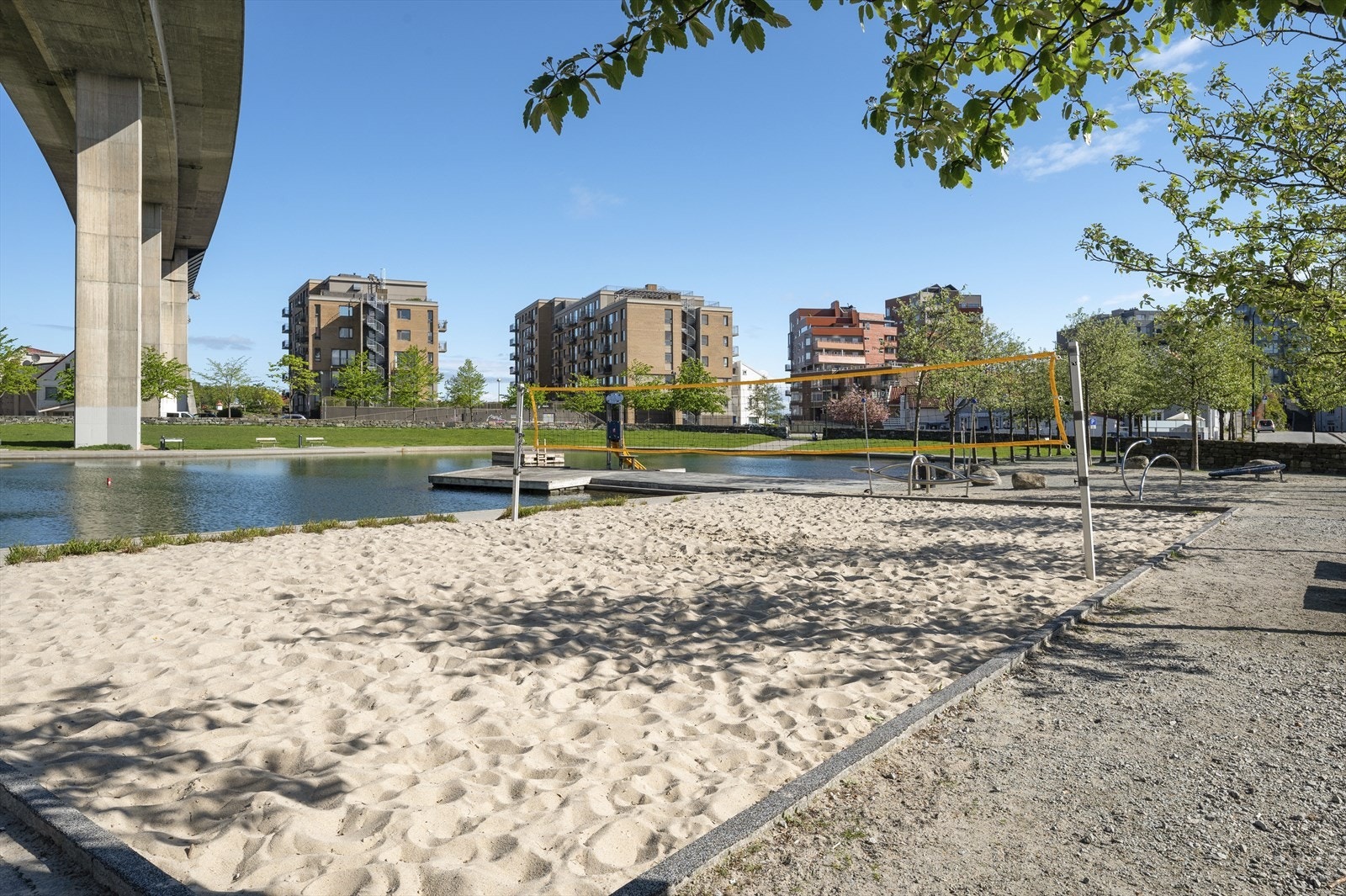 Badedammen med sitt friluftsområde og volleyballbane er et populært møtested på sommeren. Galleribilde