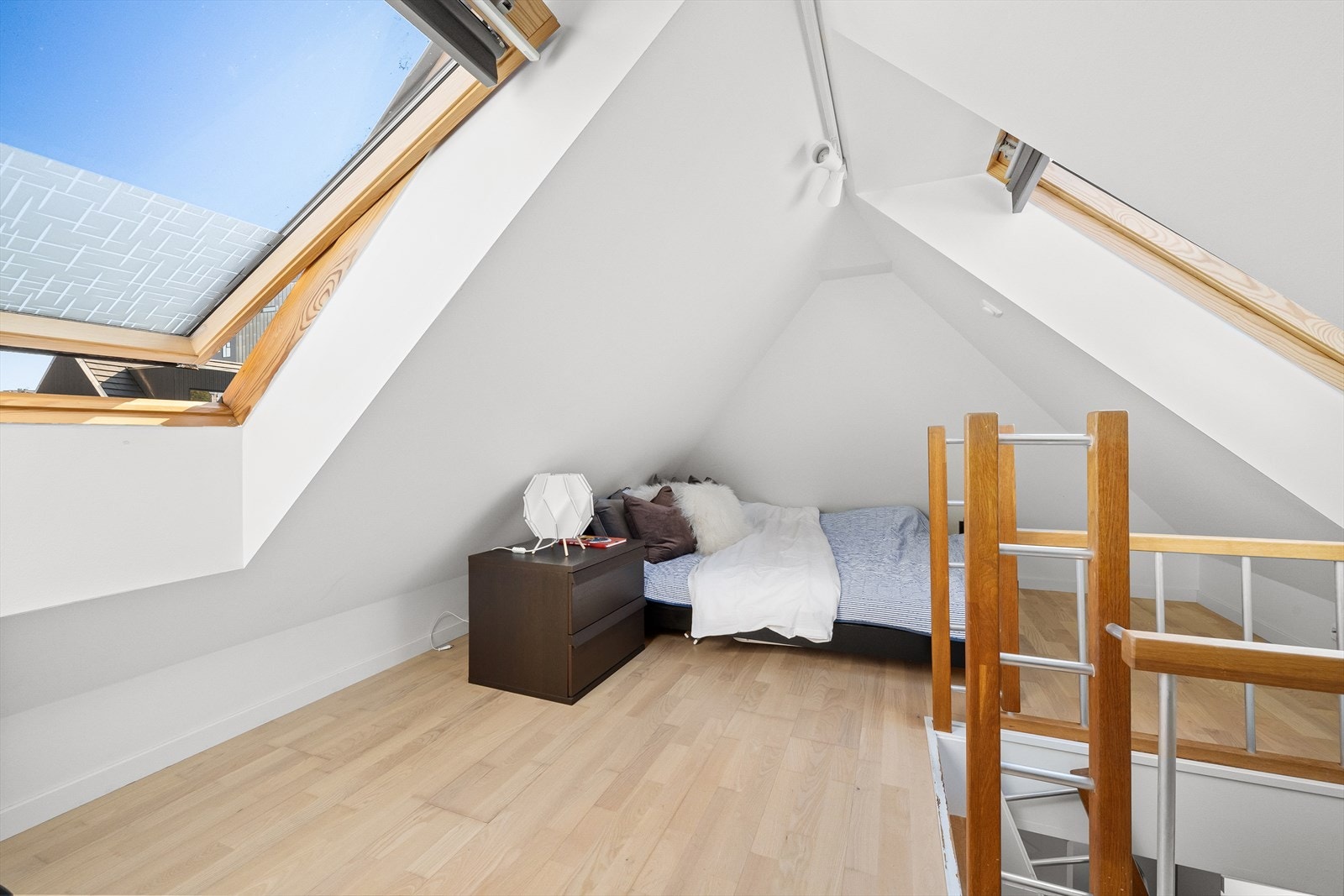 Videre har boligen også et romslig loft med gulvareal på 22 kvm, som i dag benyttes som en loftstue og gjesterom. Galleribilde