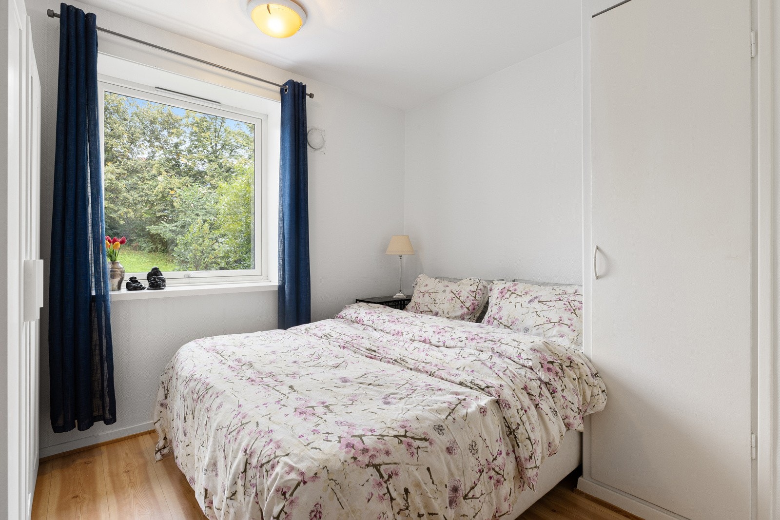 Soverom 2 vender ut mot sval side av bygget Galleribilde
