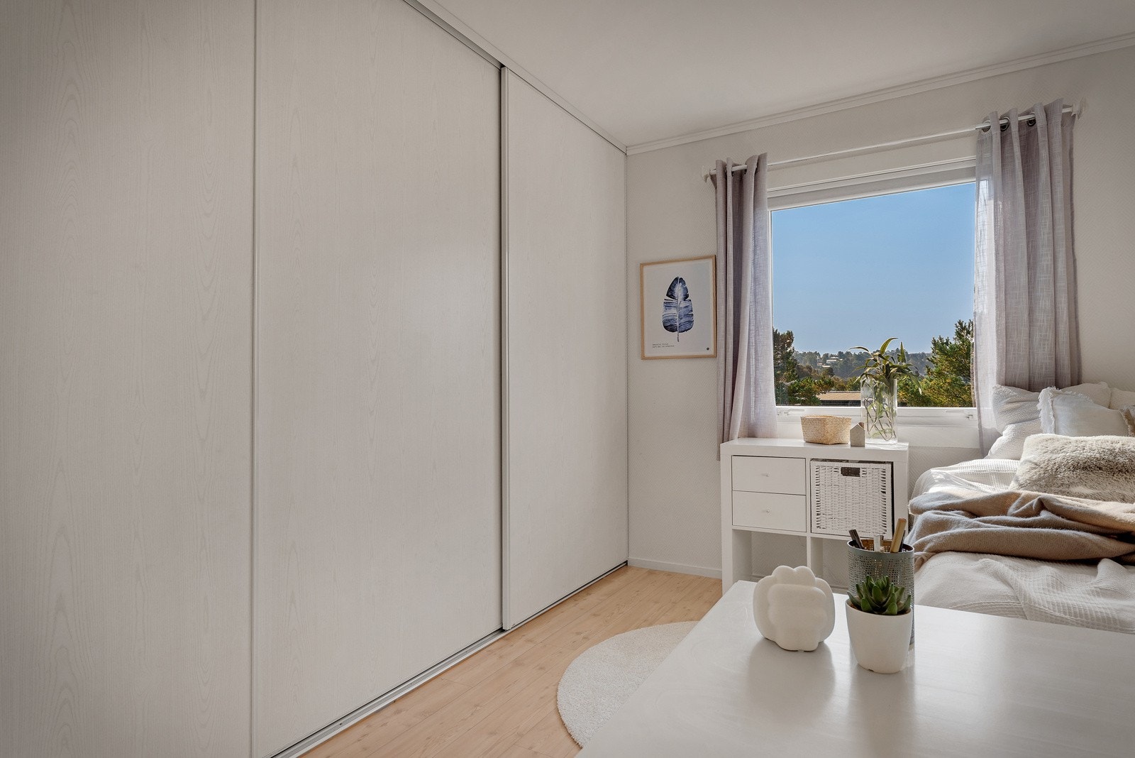 Meget godee oppbevaringsmuligheter i langstrakt skyvedørsgarderobe. Galleribilde