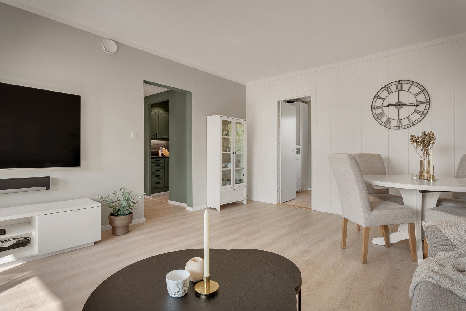 Lekker laminat på gulv og duse, tidsriktige farger på vegger. Galleribilde