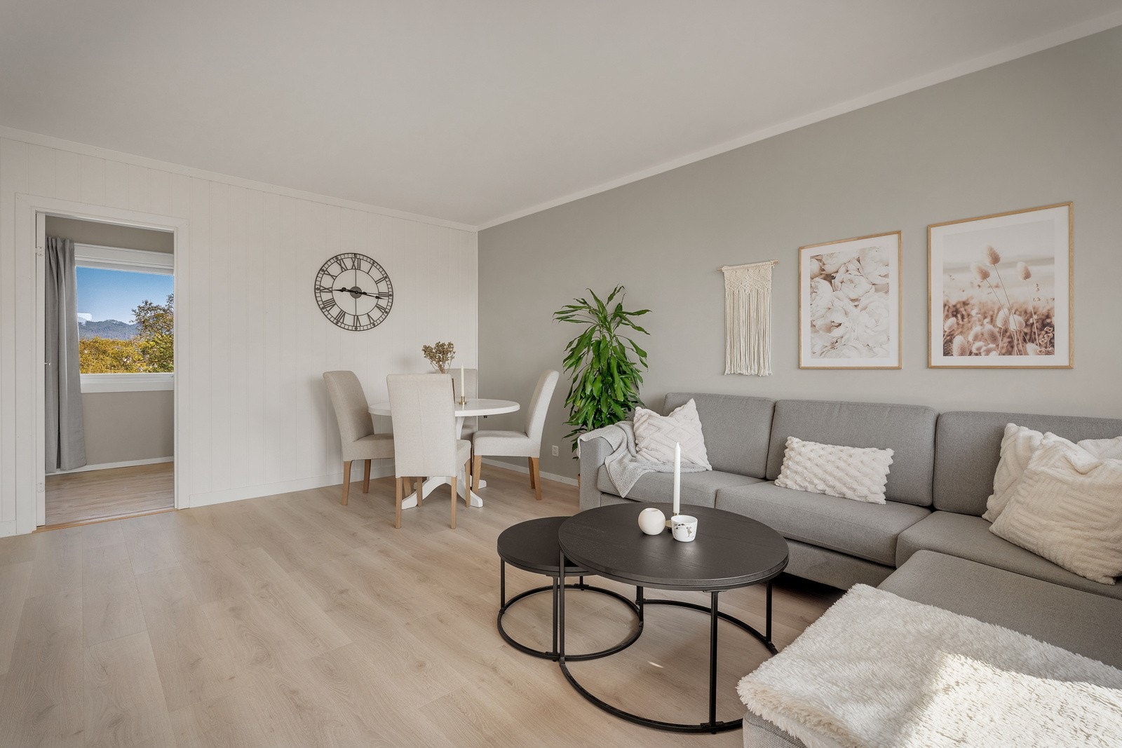 Stuen har god og naturlig plass til å innrede med både sitte- og spisegruppe. Galleribilde
