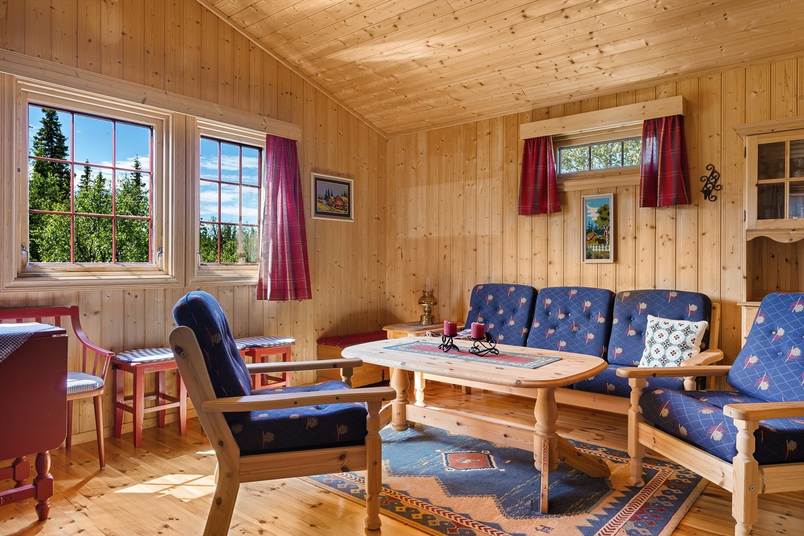 I stuen er det god plass til møblering av en sofagruppe. God takhøyde og store vindusflater som slipper inn godt med lys. Galleribilde