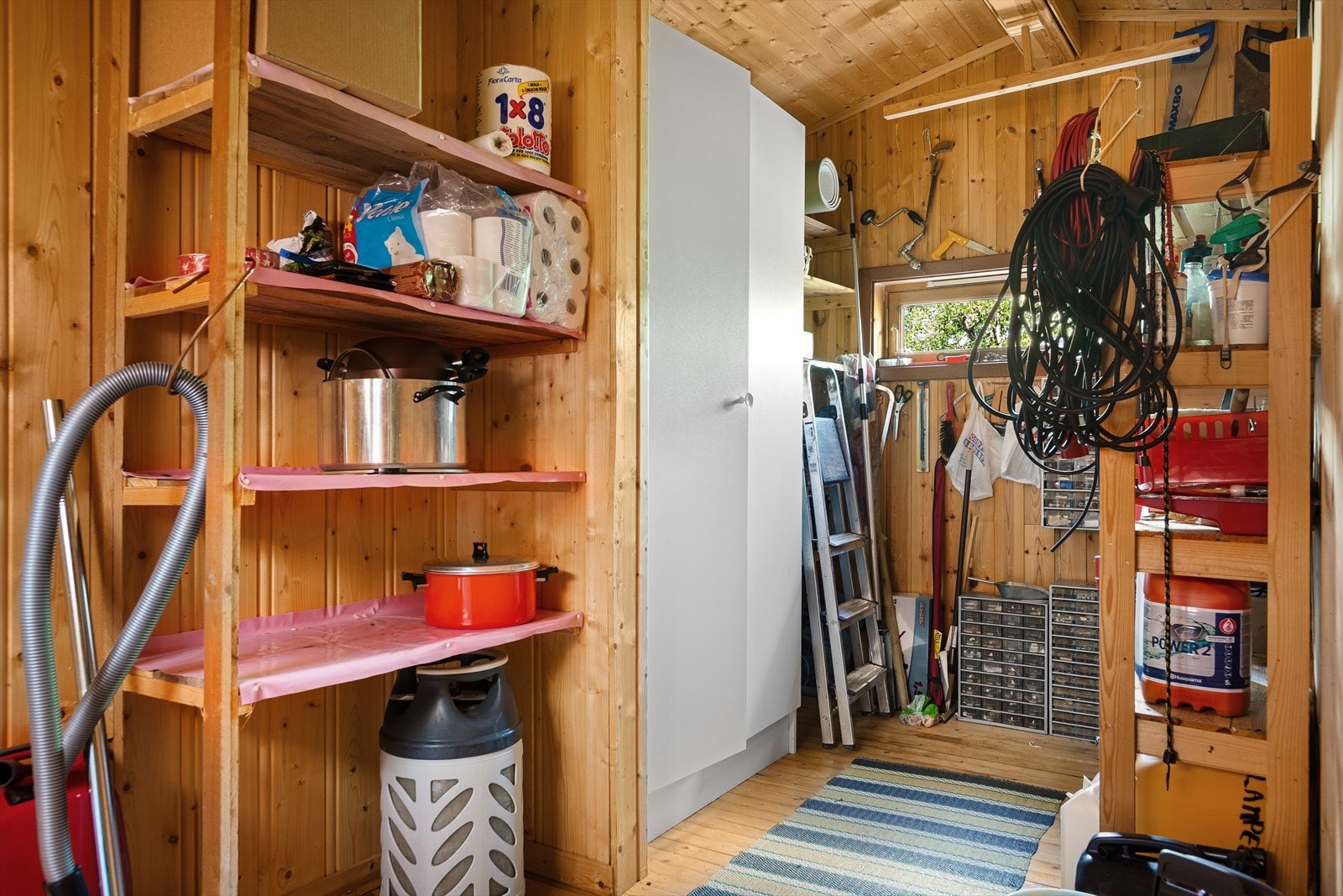 Hytta har to boder, så her er det god med oppbevaringsplass til alt man skulle trenge på hytta! Ene boden har også tilkomst til et liten matbod. Galleribilde