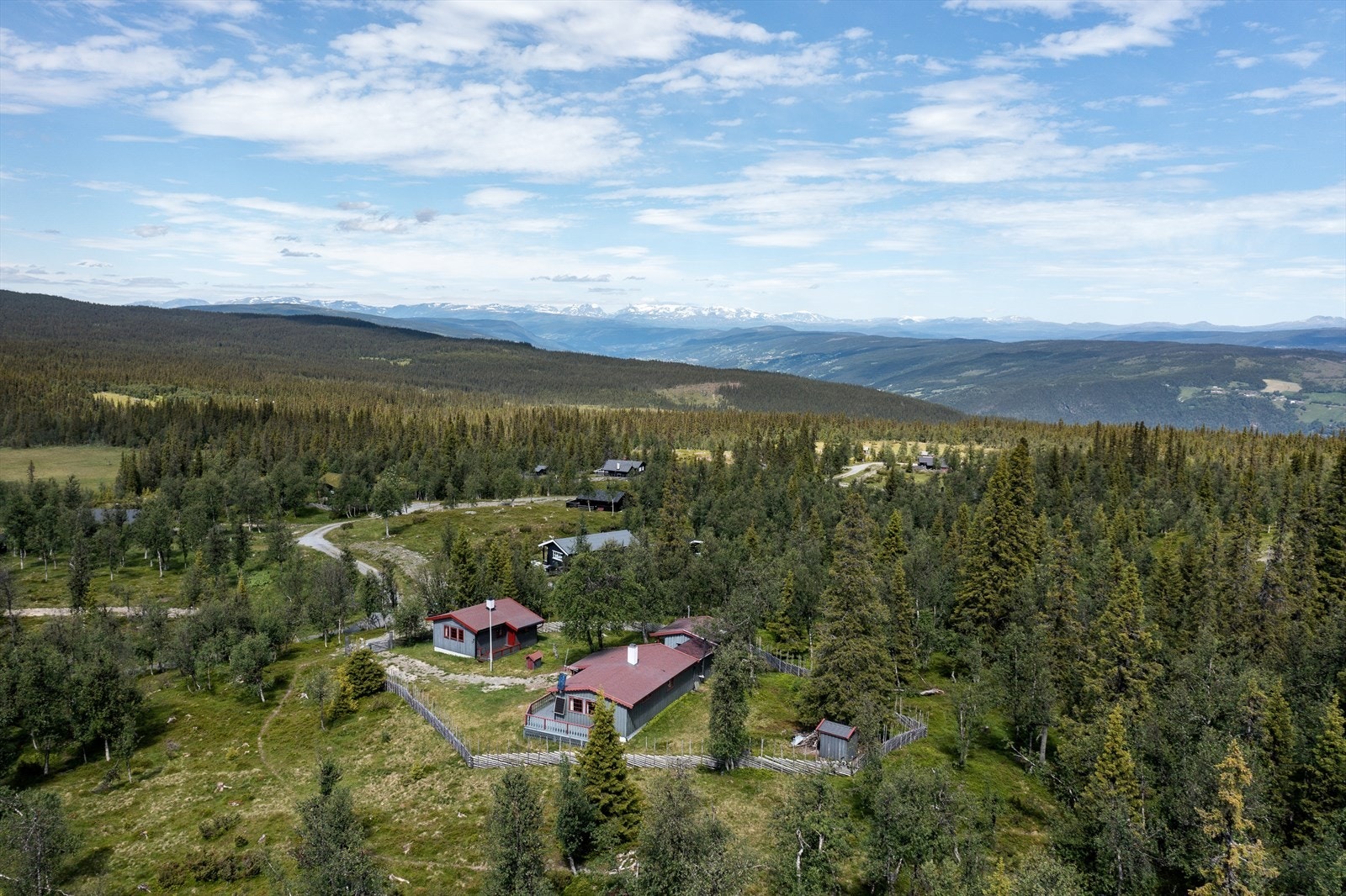 Dette hyggelige hyttetunet er bestående av hytte, anneks og uthus. Galleribilde