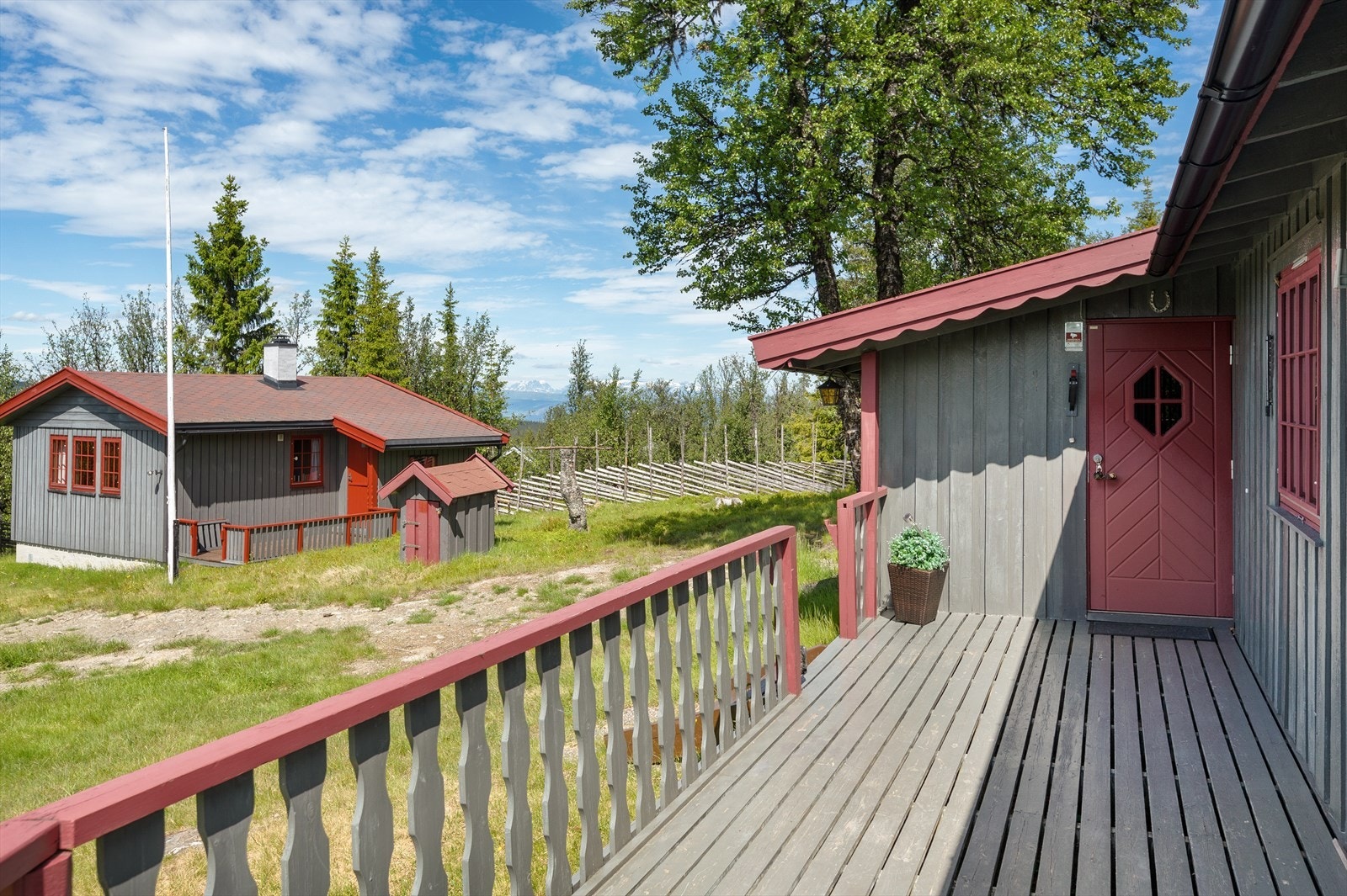 Eiendommen er perfekt for dem som ønsker en avslappende hyttehverdag, men også er flott utgangspunkt for en rekke aktiviteter i flott turterreng. Galleribilde