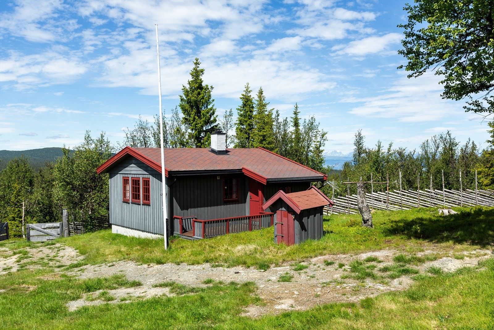 Annekset er oppført i 1997, og har malt i samme farger som hytta, som gir eiendommen et godt helhetlig inntrykk. Galleribilde