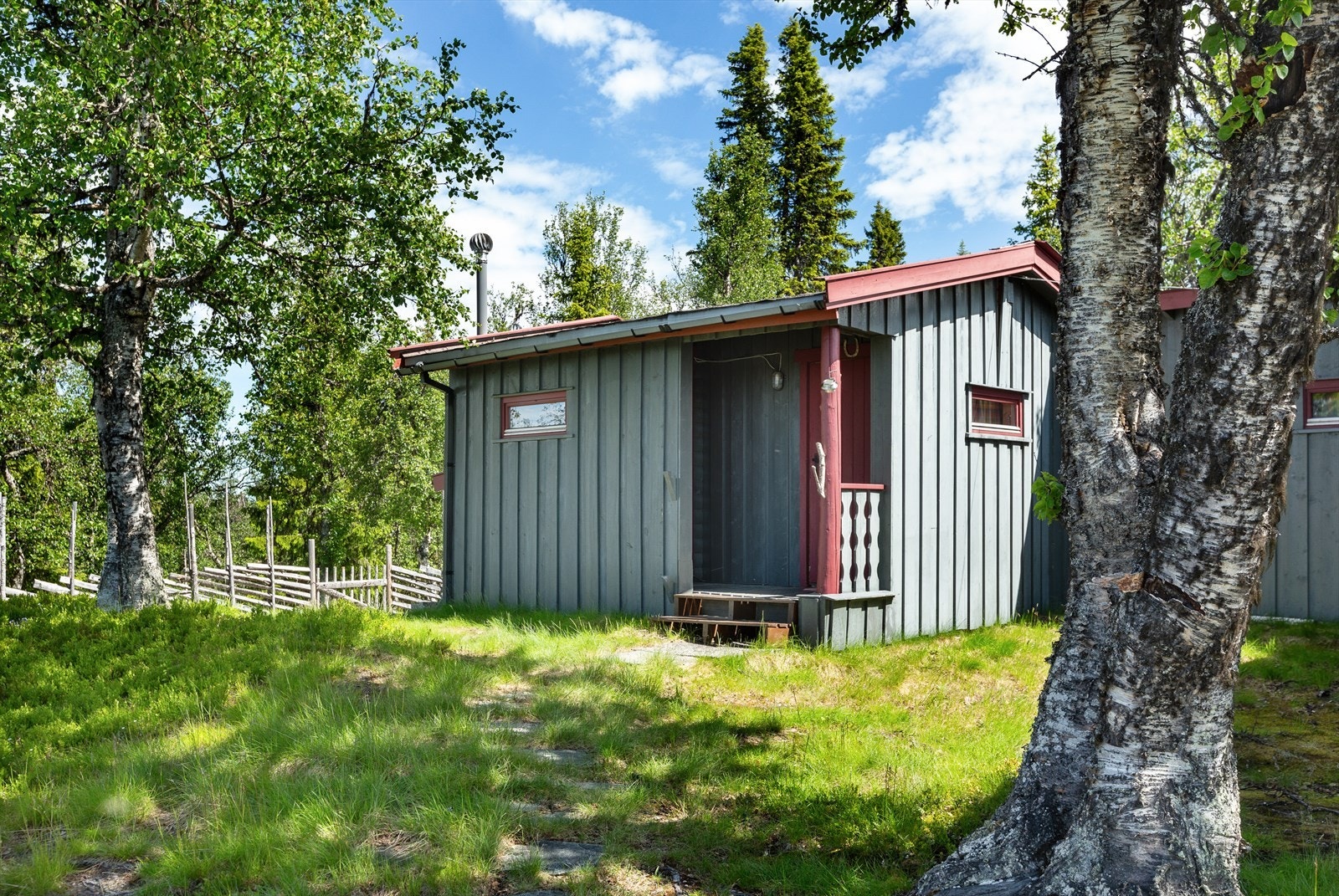 Utedoen ligger i tilknytning med hytta med egen inngangen utenfra. Galleribilde