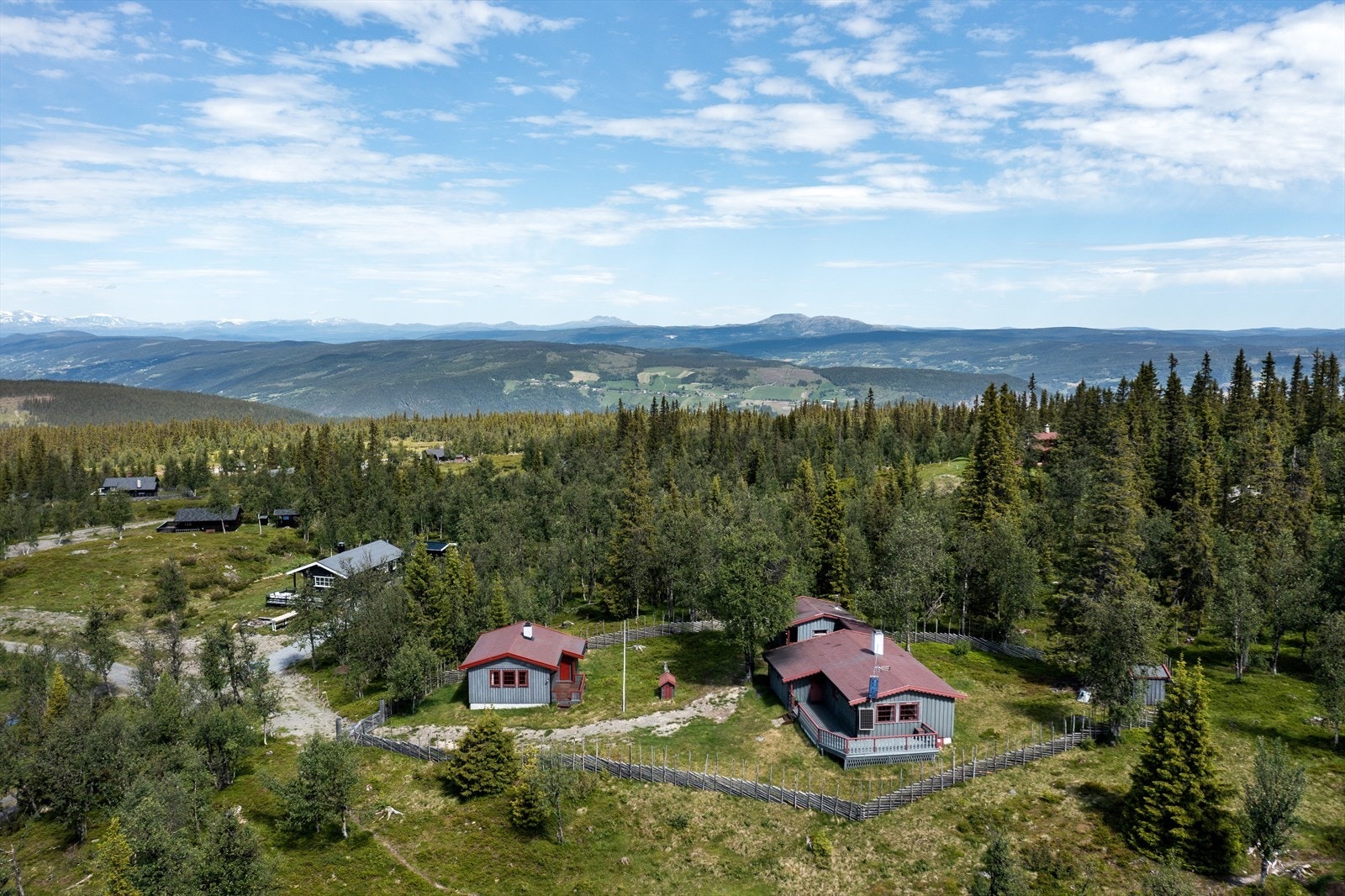 Eiendommen har gode solforhold, og ligger på en høyde med utsikt mot bl.a. Skogshorn, Synet og Jotunheimen. Galleribilde