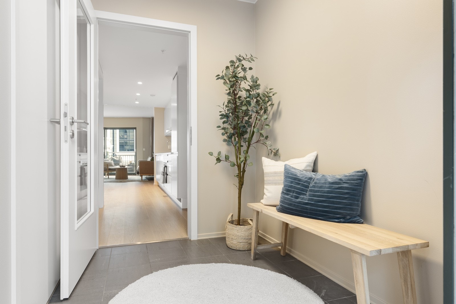 Lys og innbydende entré med god plass til garderobeløsning Galleribilde