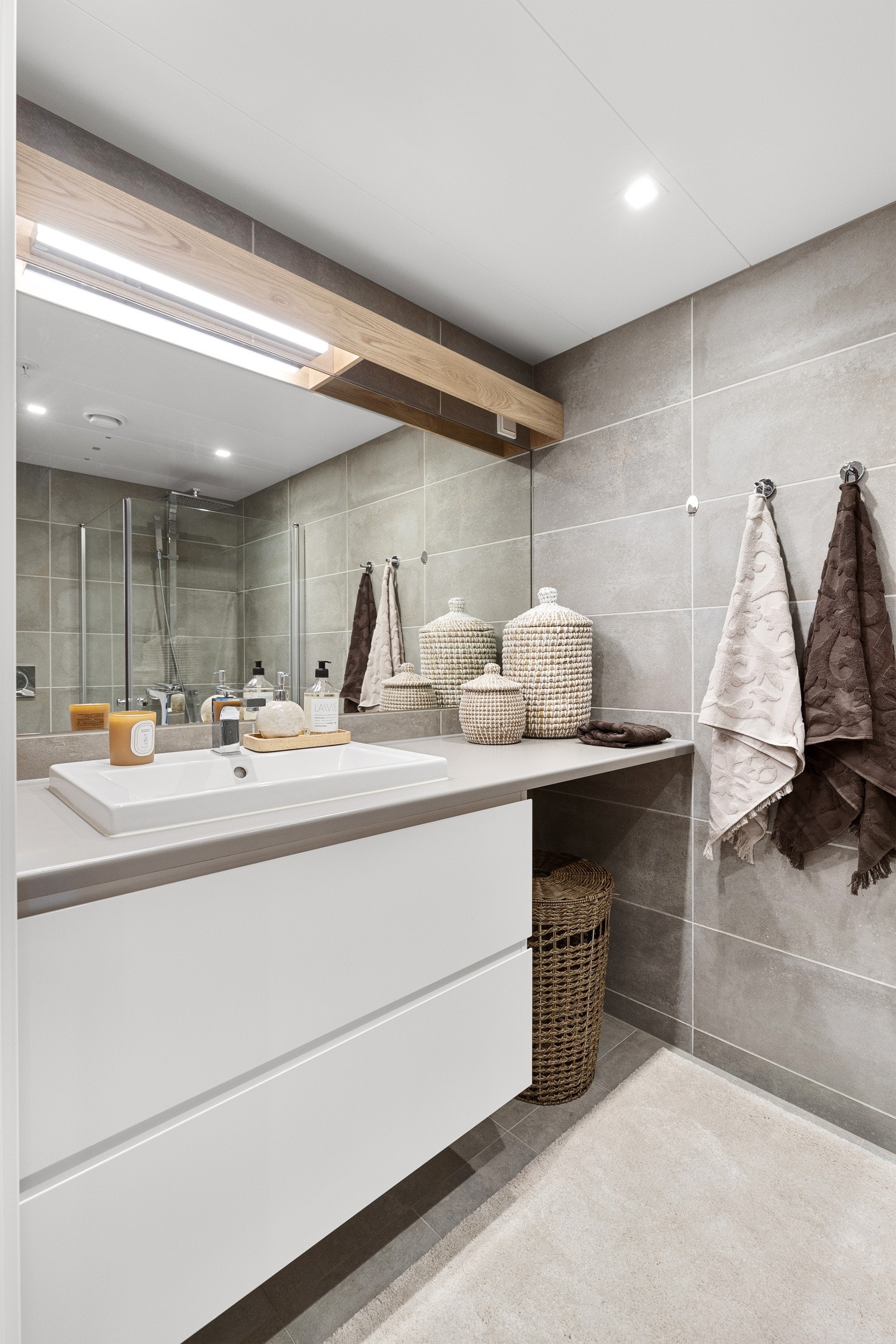 Delikat bad med opplegg for vaskemaskin Galleribilde