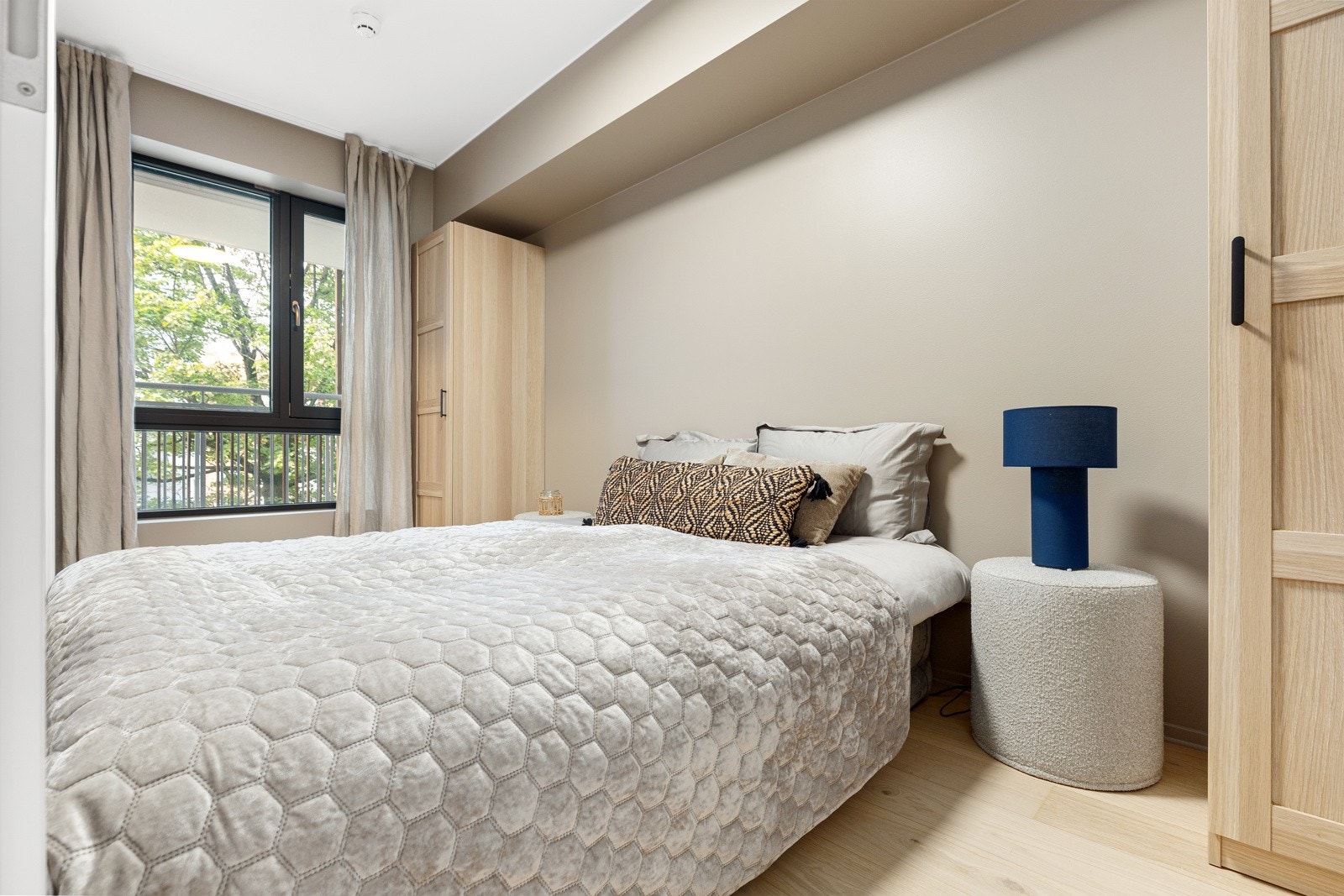 Soverom med plass til dobbeltseng. To innganger til rommet Galleribilde