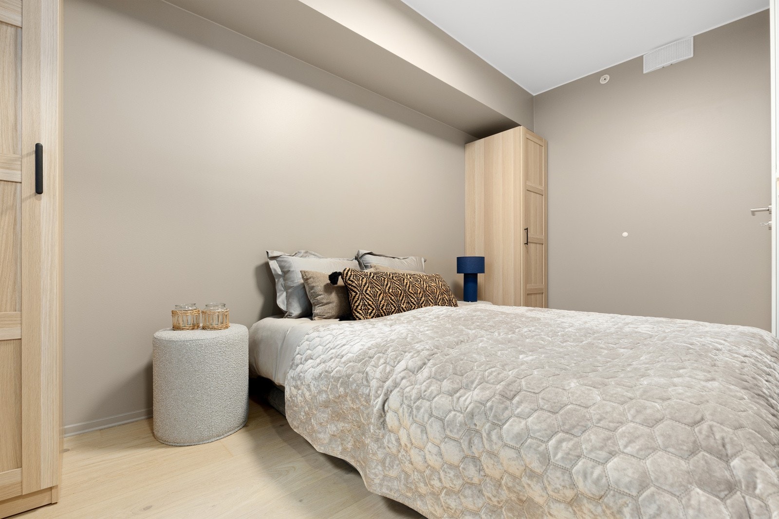 Nye garderobeskap på soverommet Galleribilde