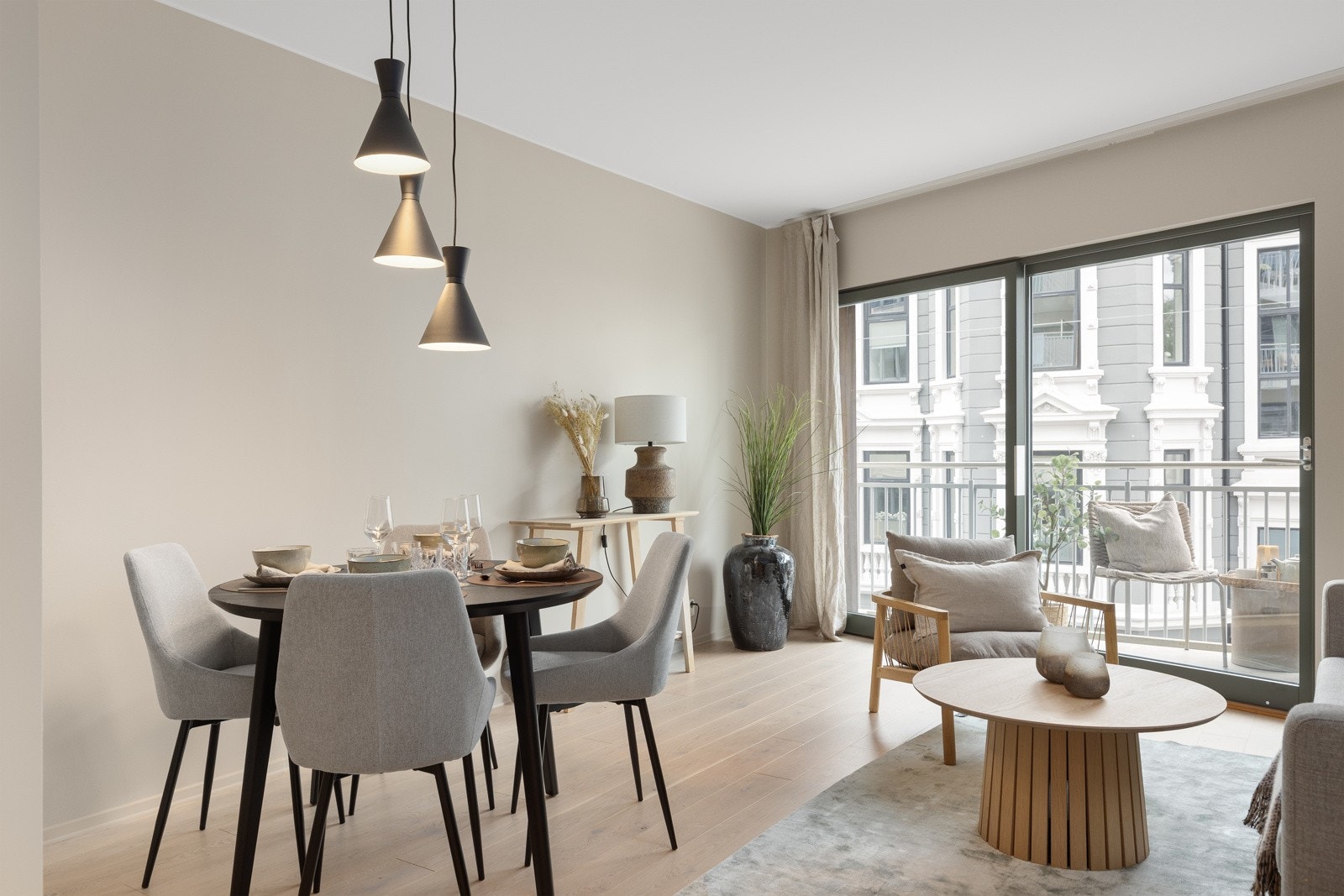 Romslig stue med plass til sofa og spisegruppe Galleribilde