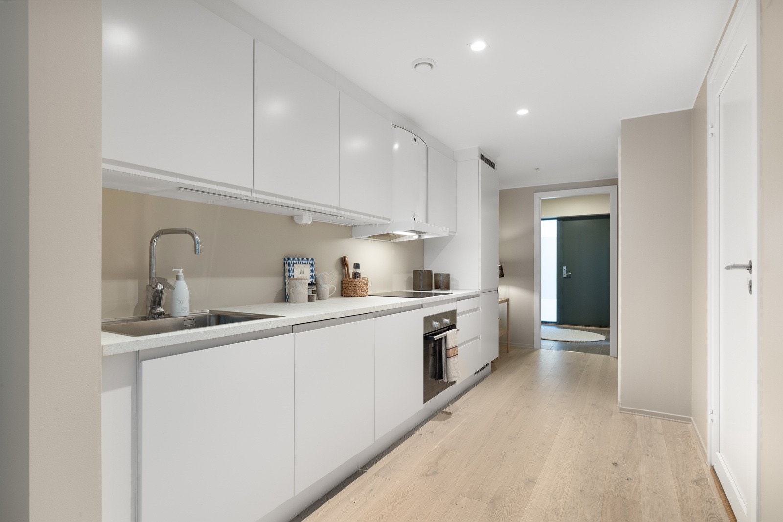 Integrerte hvitevarer og helt ny benkeplate Galleribilde