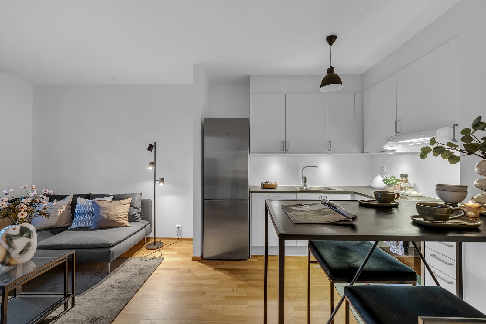 Moderne kjøkken med lys kjøkkeninnredning. Kjøkkenet har godt med skap- og benkeplass. Galleribilde