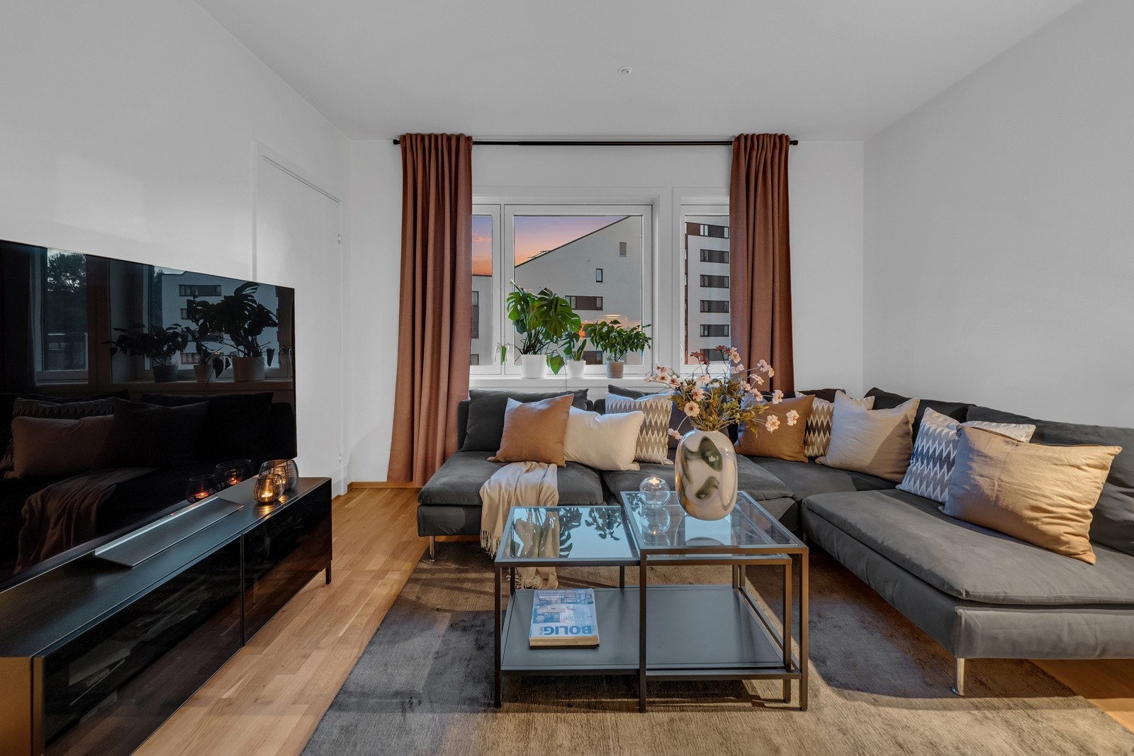 Romslig stue med koselig sofakrok, store vinduer og moderne detaljer. Galleribilde