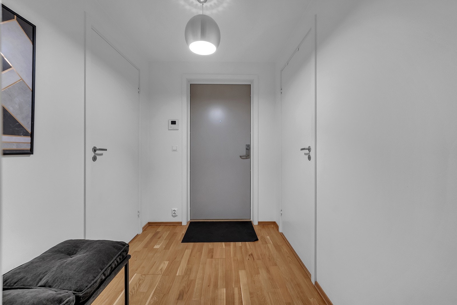 Velkommen inn! Entré med plass til kommode for oppbevaring av yttertøy. Galleribilde