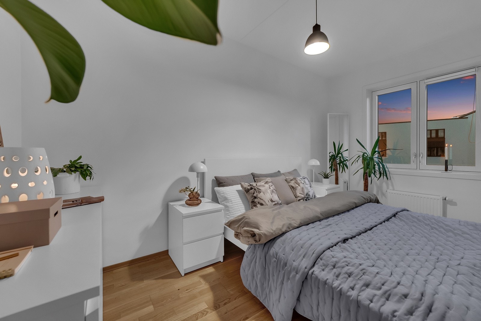 Flott soverom med plass til stor seng, nattbord og garderobeskap. Galleribilde
