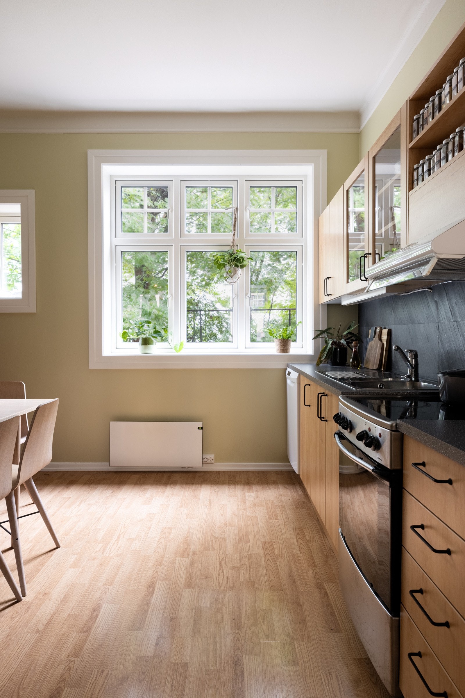 Rommene i boligen er av god størrelse. Kjøkkenet er overflatebehandlet i 2024. Galleribilde