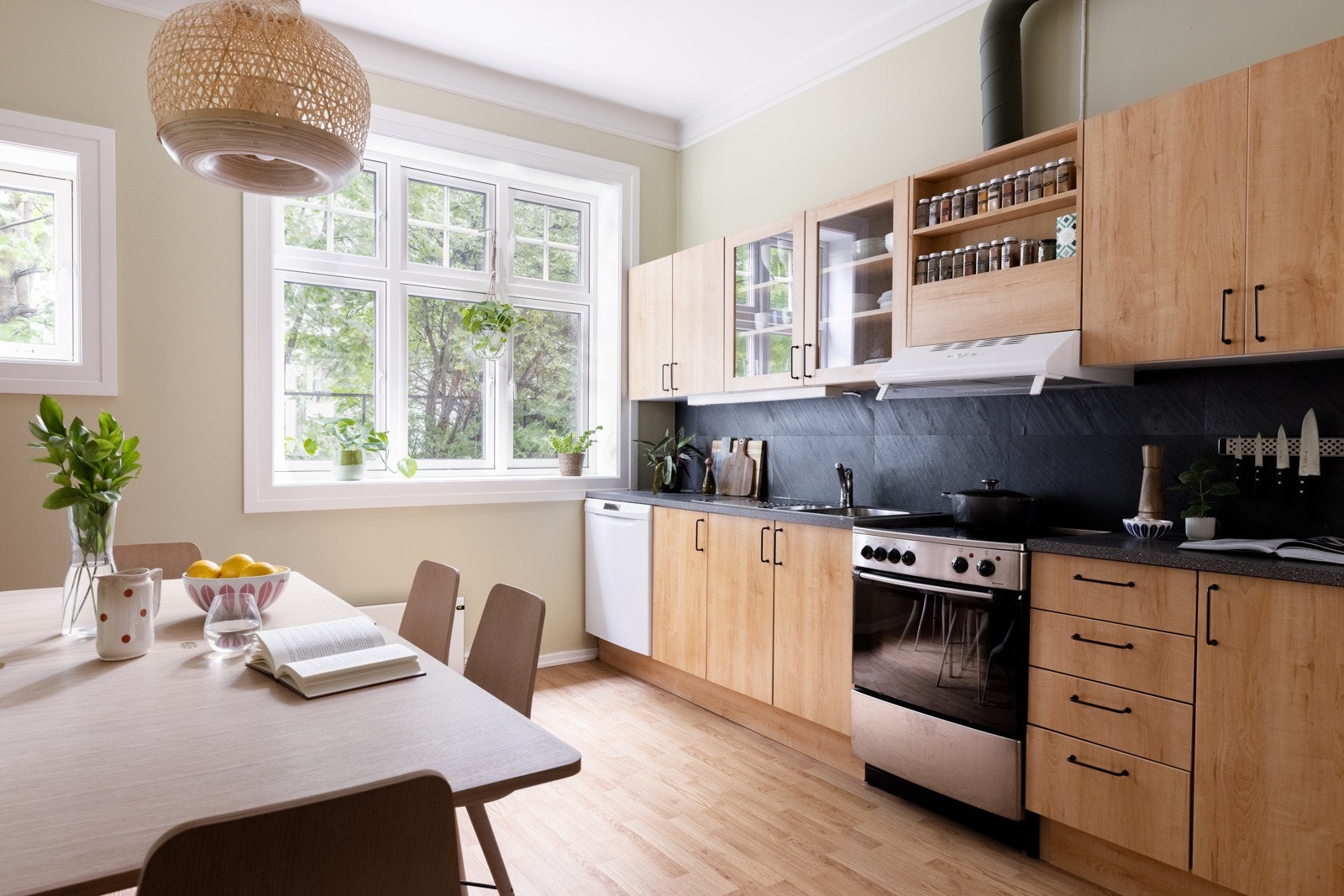 Kjøkkenet har god arbeidsplass. Galleribilde