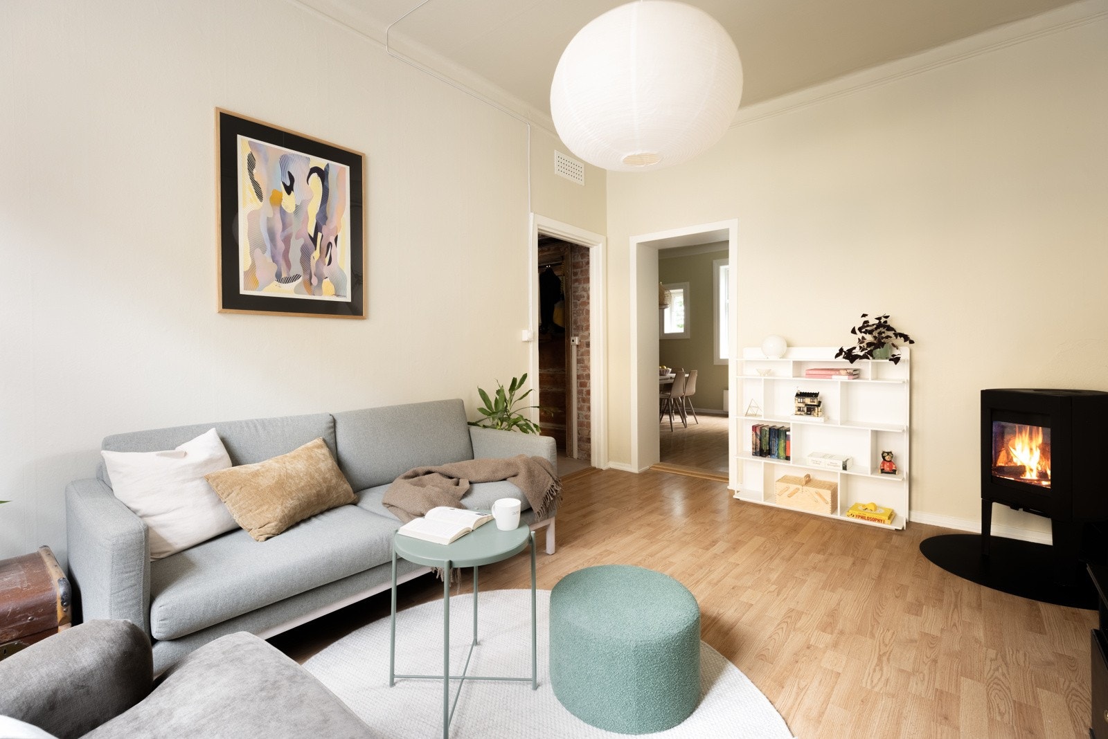 Stuen har en generøs takhøyde på hele 3 meter. Galleribilde