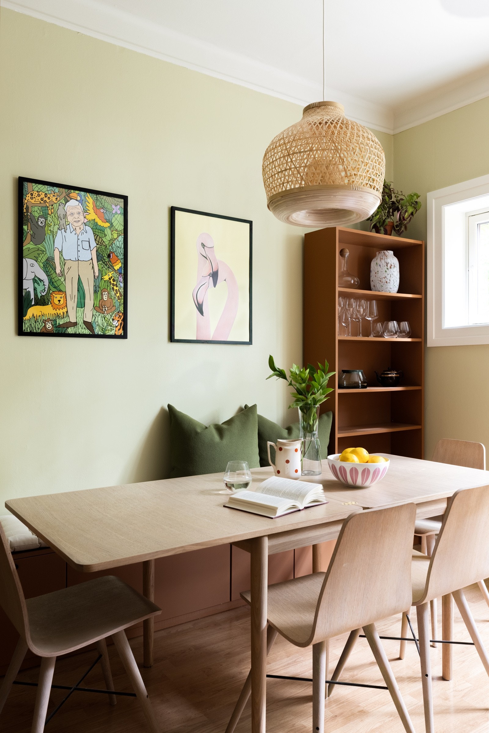 Kjøkkenet vender mot den hyggelige bakgården. Galleribilde