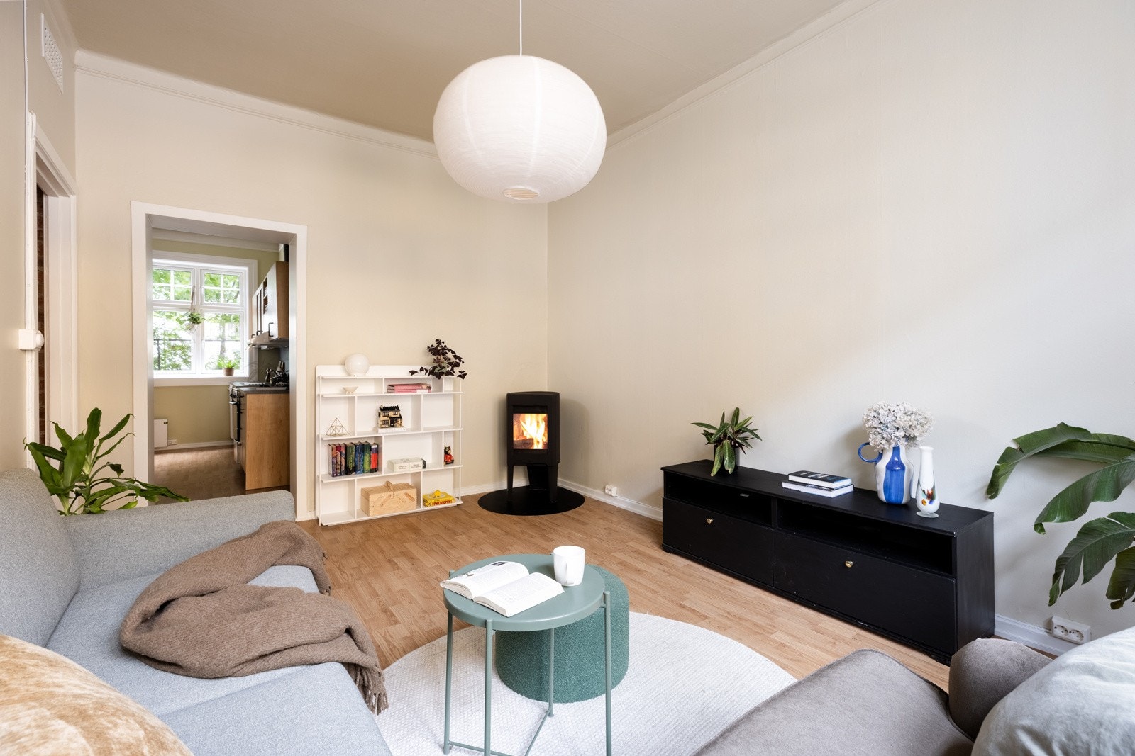 Lyse farger og takhøyde på 3 meter gir en god romfølelse i stuen. Galleribilde