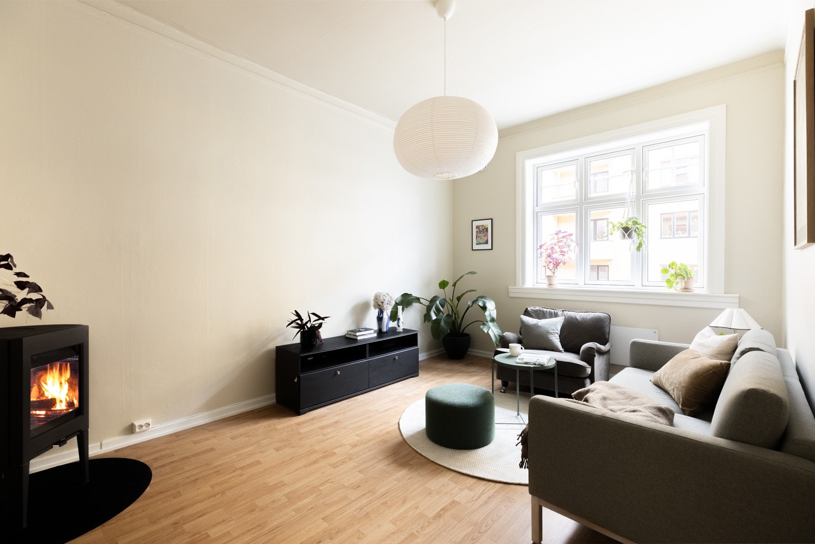 Den lekre peisovnen gir lun varme og en hyggelig stemning i stuen. Galleribilde