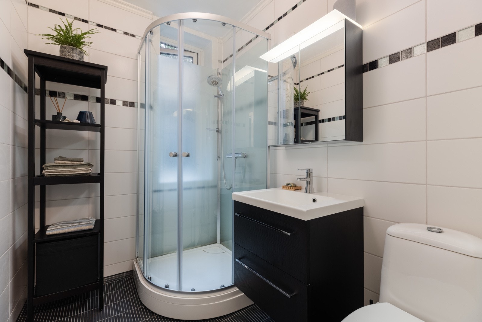 Boligen har en løsning med bad og separat løsning med vaskerom. Galleribilde