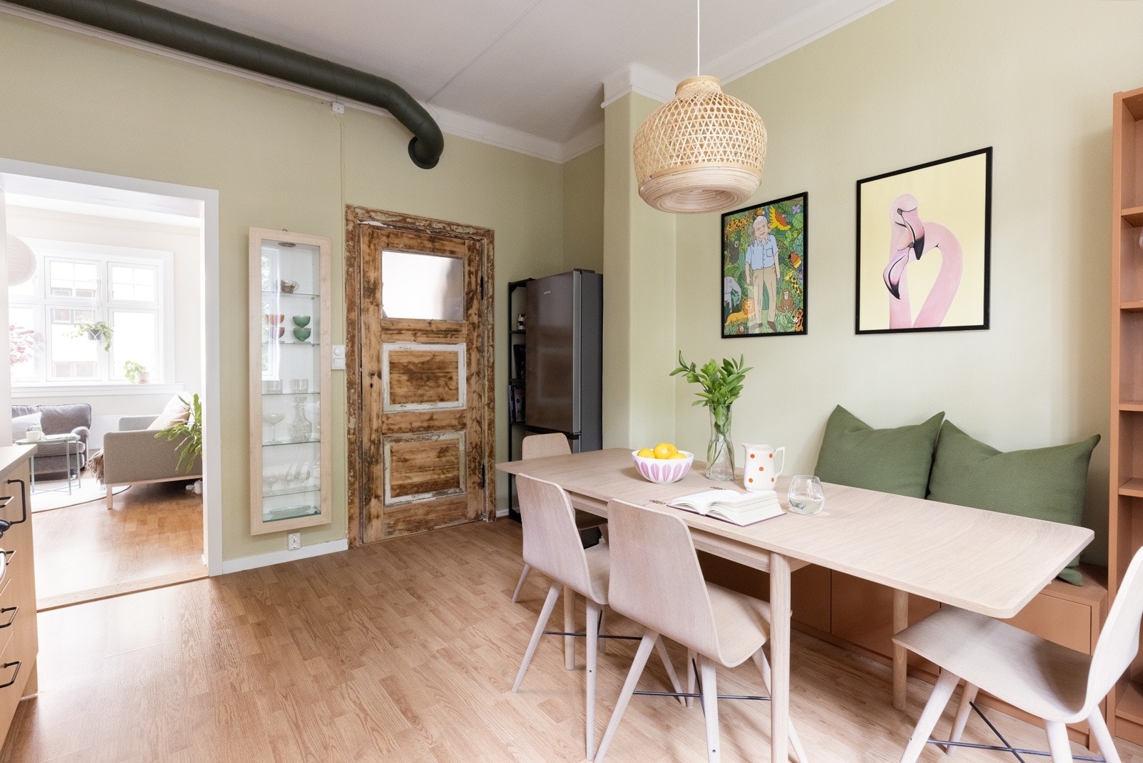 Ved spisebordet på kjøkkenet kan man samles til hyggelige måltider. Galleribilde