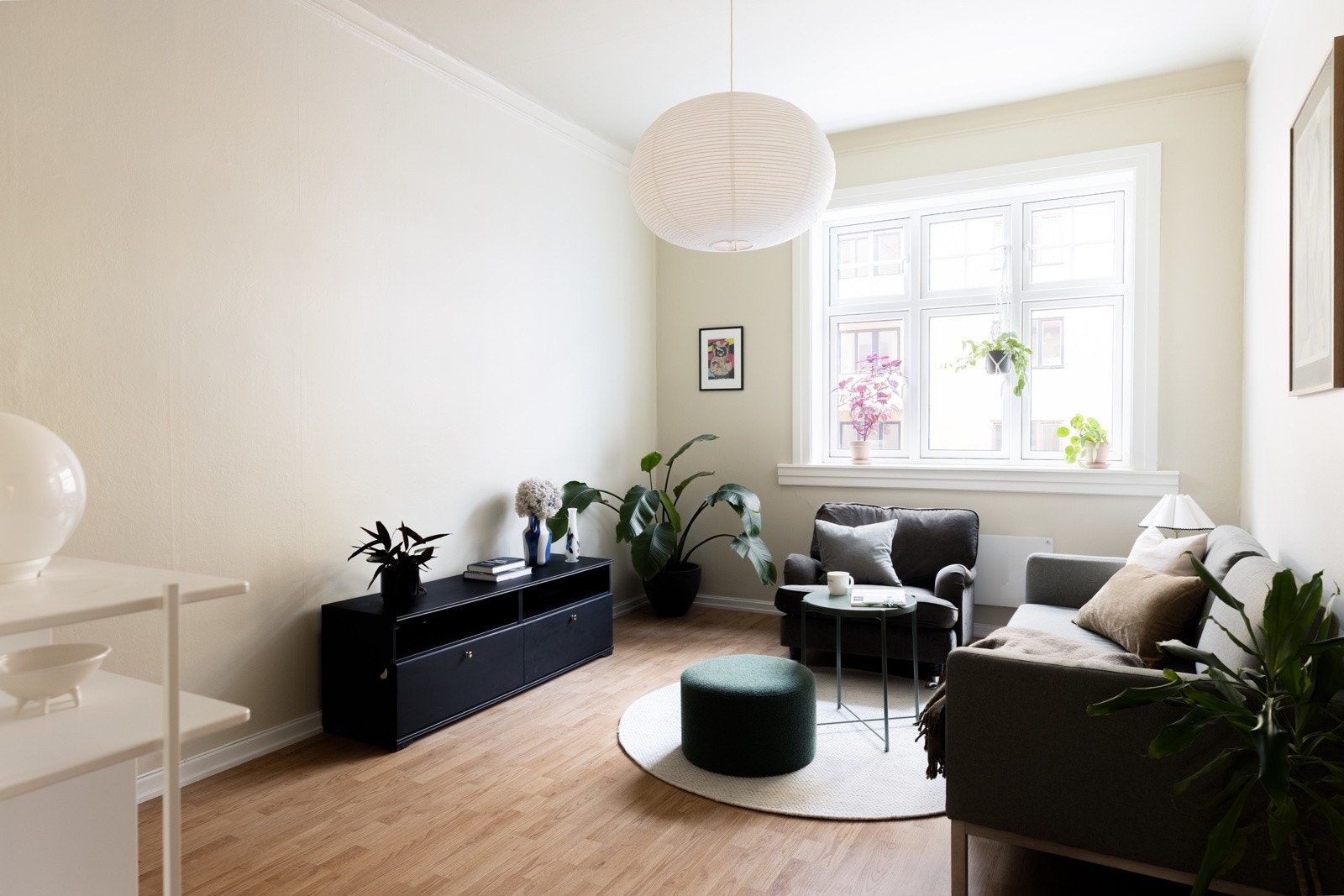 Stuen kan innredes med en stor sittegruppe. Galleribilde