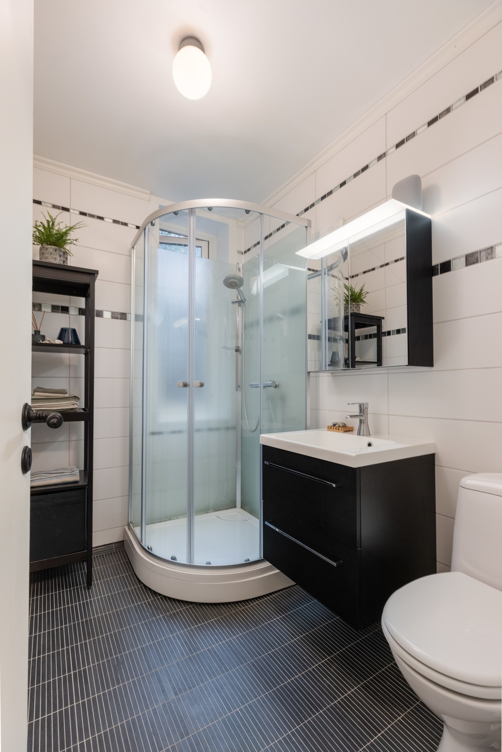 Det er montert dusjkabinett på badet. Galleribilde