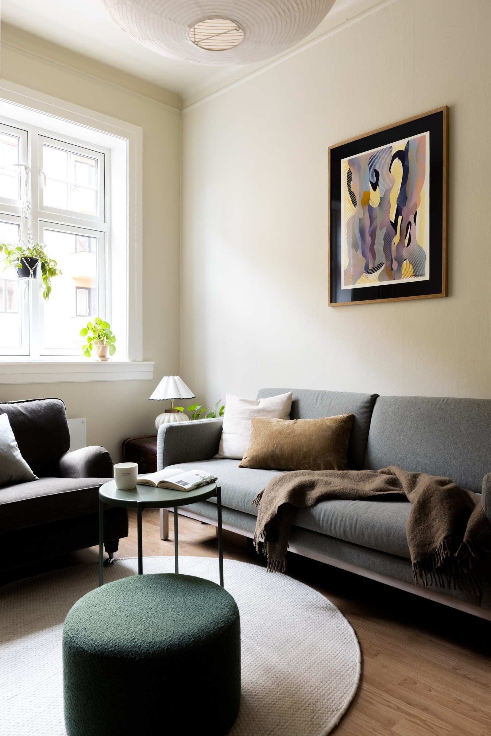 Stuen har fine lyslinjer fra de gode vindusflatene. Galleribilde