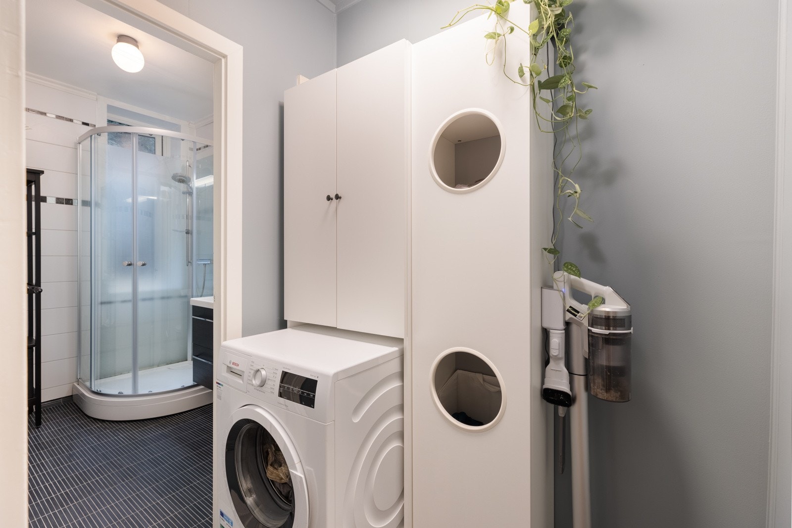 Det er etablert en egen vaskeromsløsning i tilknytning til badet. Galleribilde