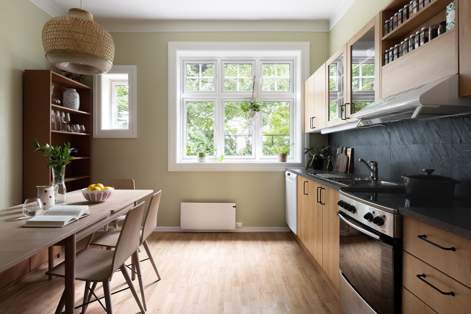 Kjøkkenet fungerer fint som en samlingsplass til måltider og hyggelige samtaler. Galleribilde