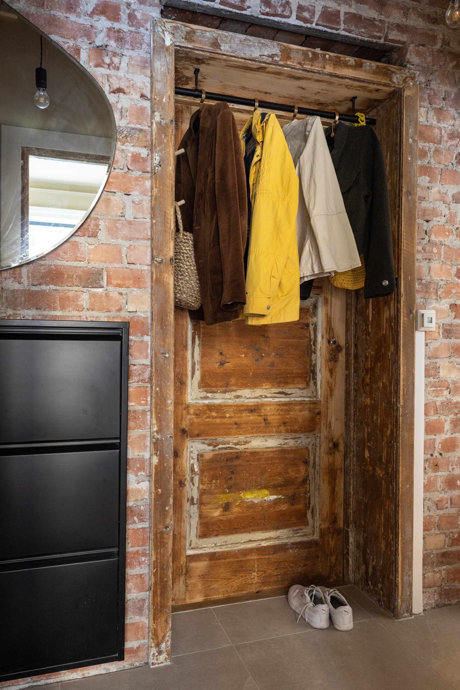 Skoskapene i entréen følger boligen. Galleribilde