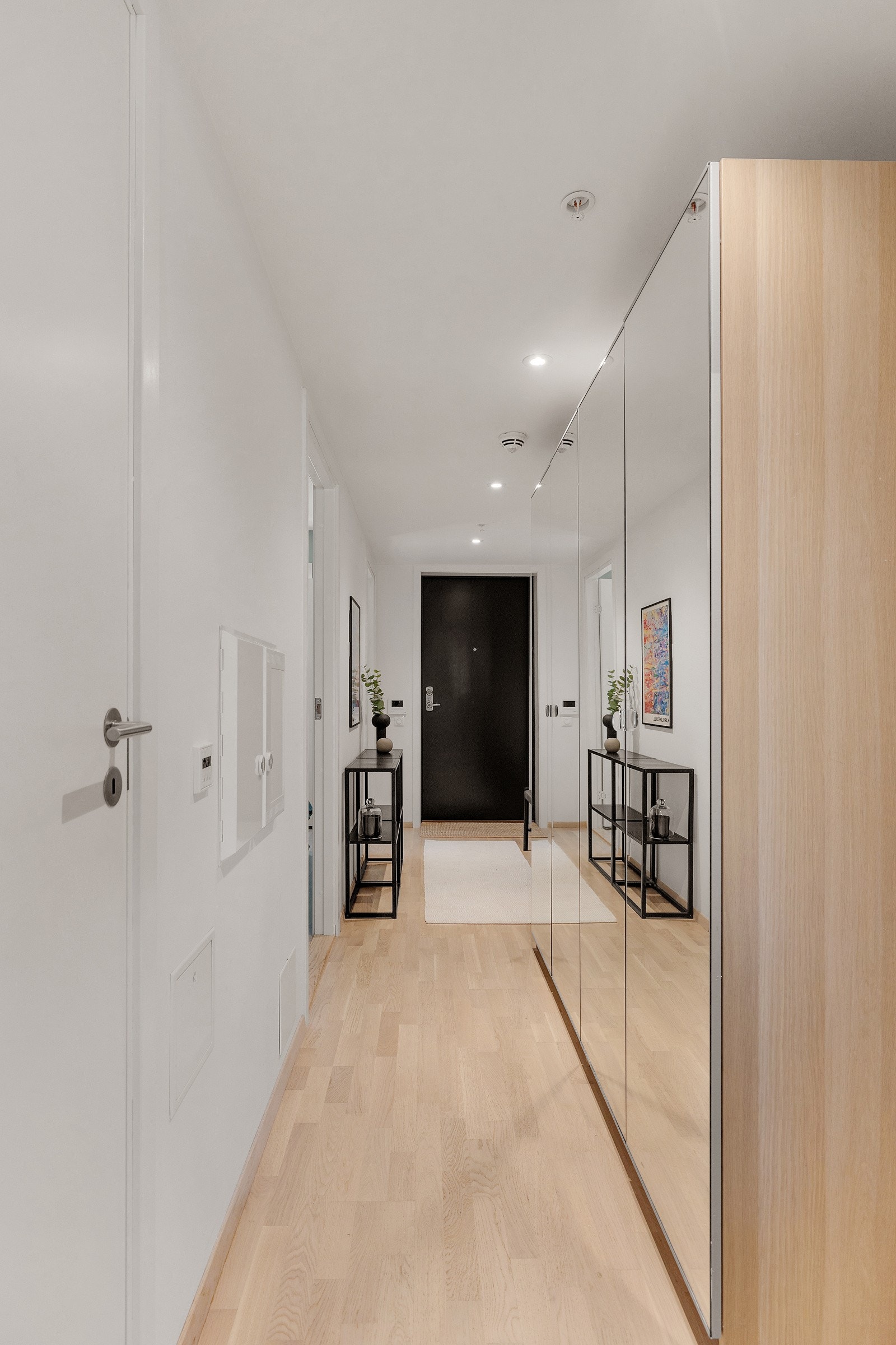 Montert porttelefon med video i gang og sikringsskap med automatsikringer. Galleribilde