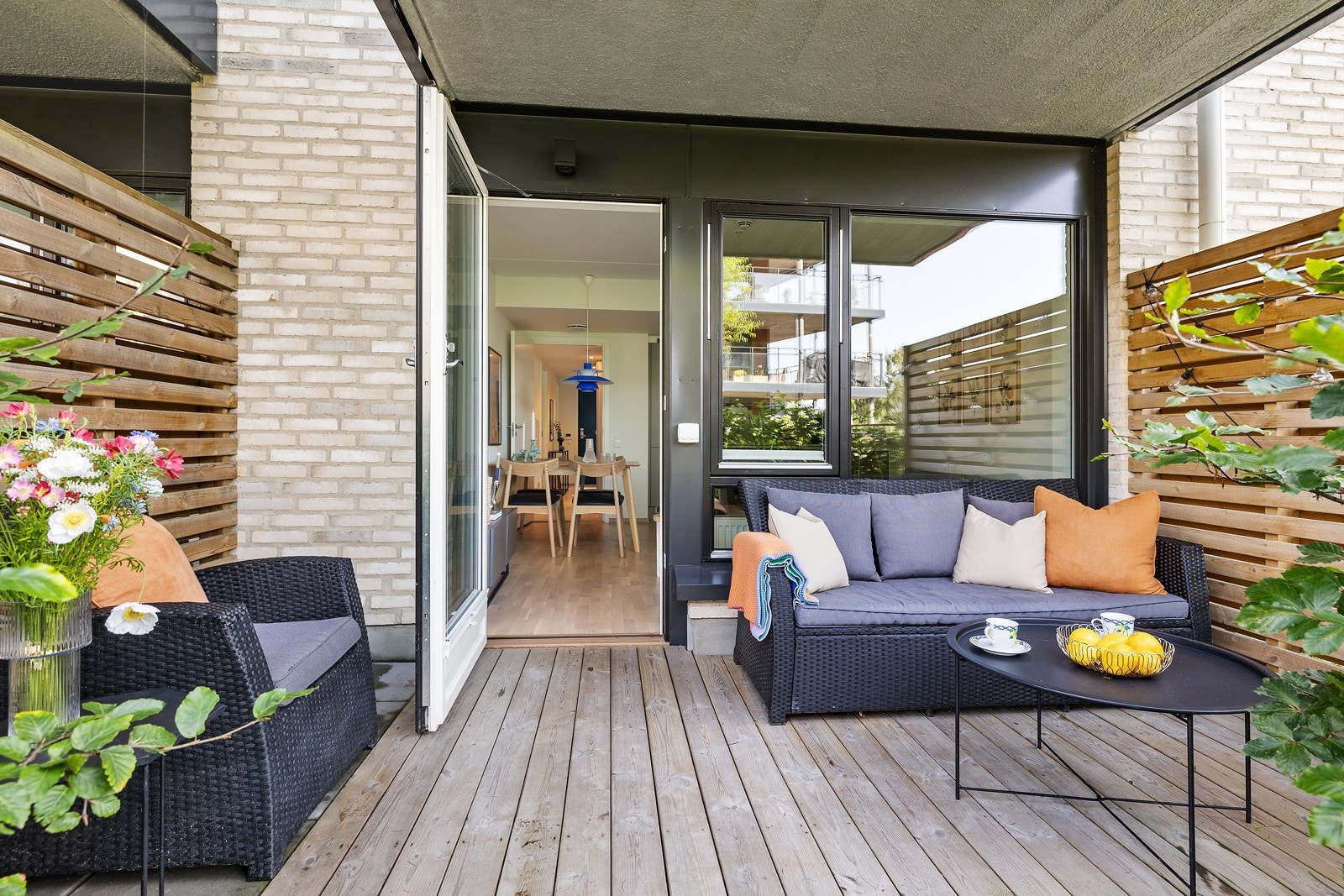 Fra stuen er det utgang til en stor og solrik markterrasse på 8 m². Galleribilde