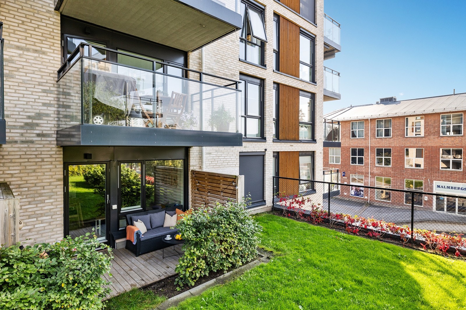 Terrassen har adkomst til hagen som er fellesareal. Galleribilde