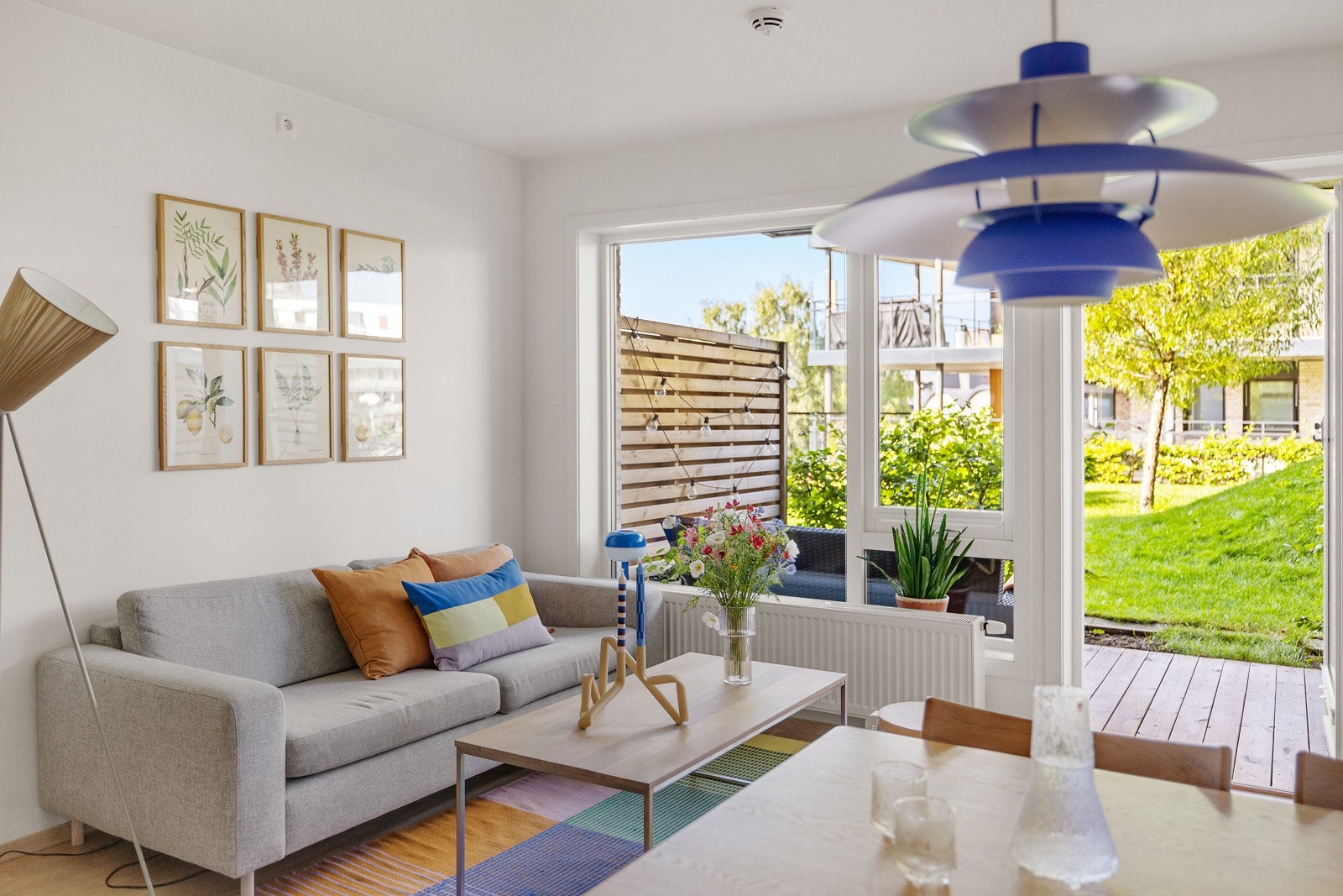 De store vindusflatene slipper inn rikelig med naturlig lys. Galleribilde