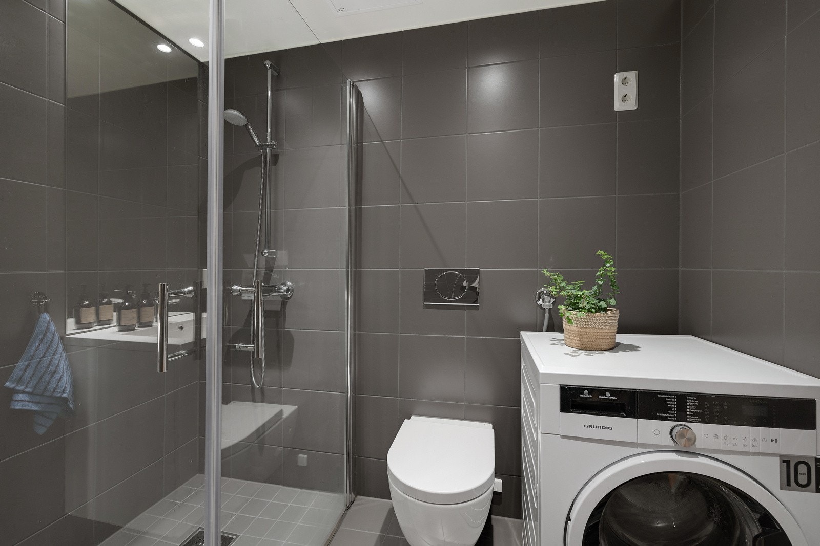 Baderommet har tidsriktige fliser på gulv og vegger, gulvvarme, avtrekksventil og downlights i himlingen. Galleribilde