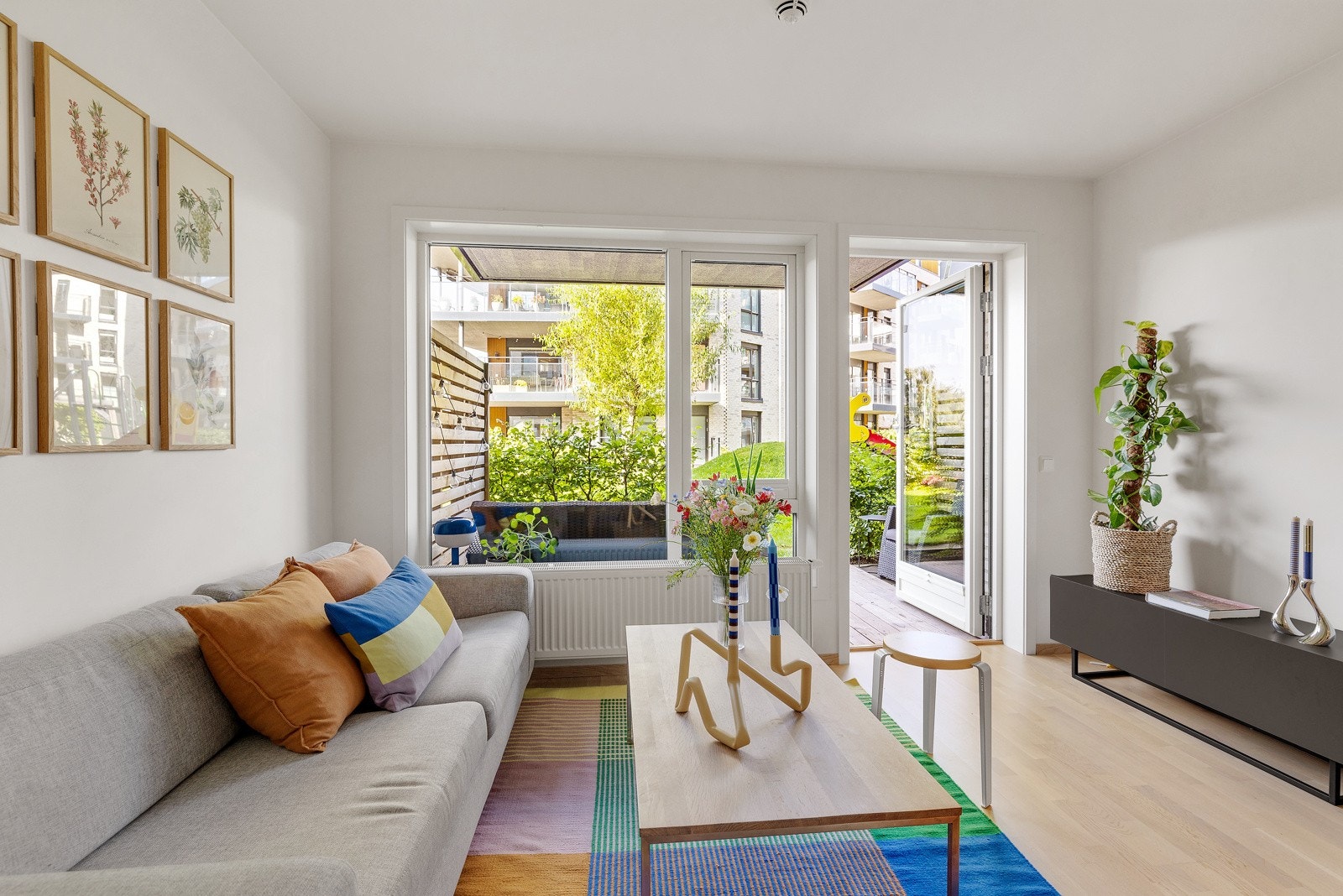 Stuen er enkel å møblere og du har god plass til både sofagruppe, spisebord og TV med tilhørende møblement (Fiber er inkludert i felleskostnadene). Galleribilde