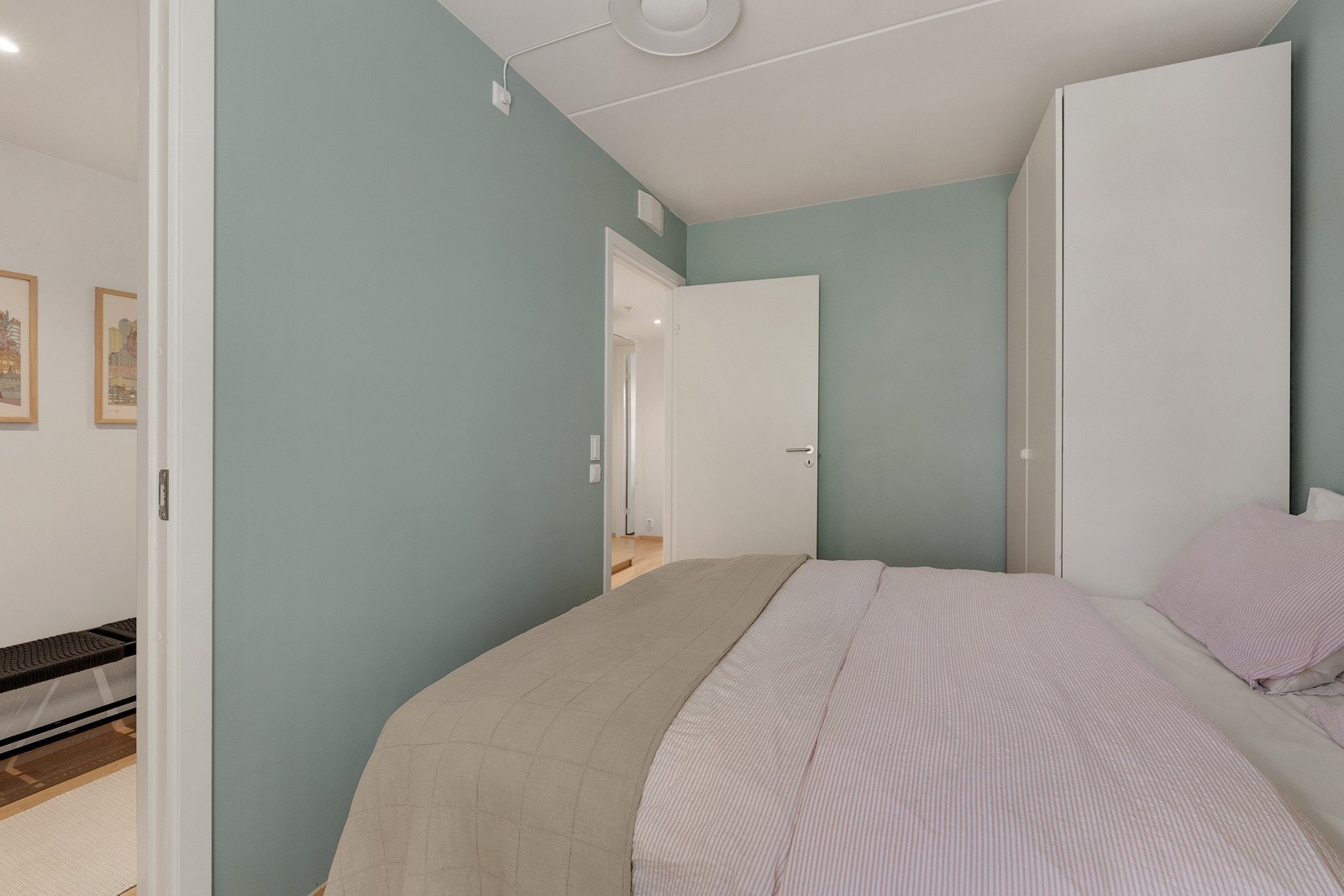 Smart løsning med to innganger til soverommet. Galleribilde