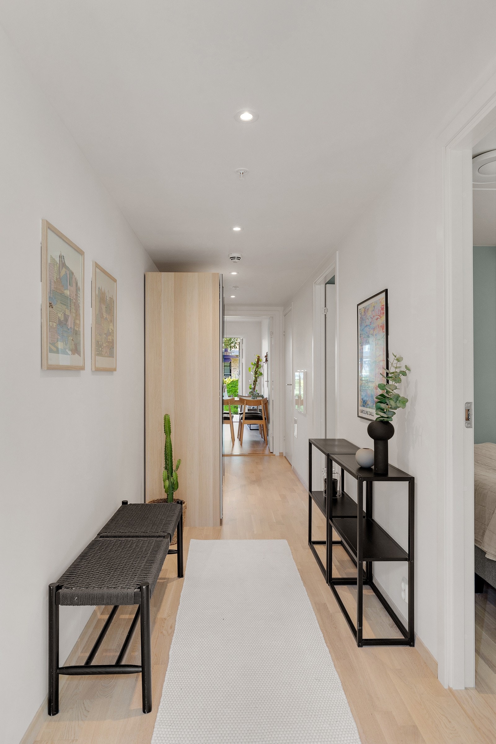 I entréen har du god plass til sko og yttertøy i romslig garderobeskap, samt ytterligere plass til oppheng, skoskap eller kommoder. Galleribilde