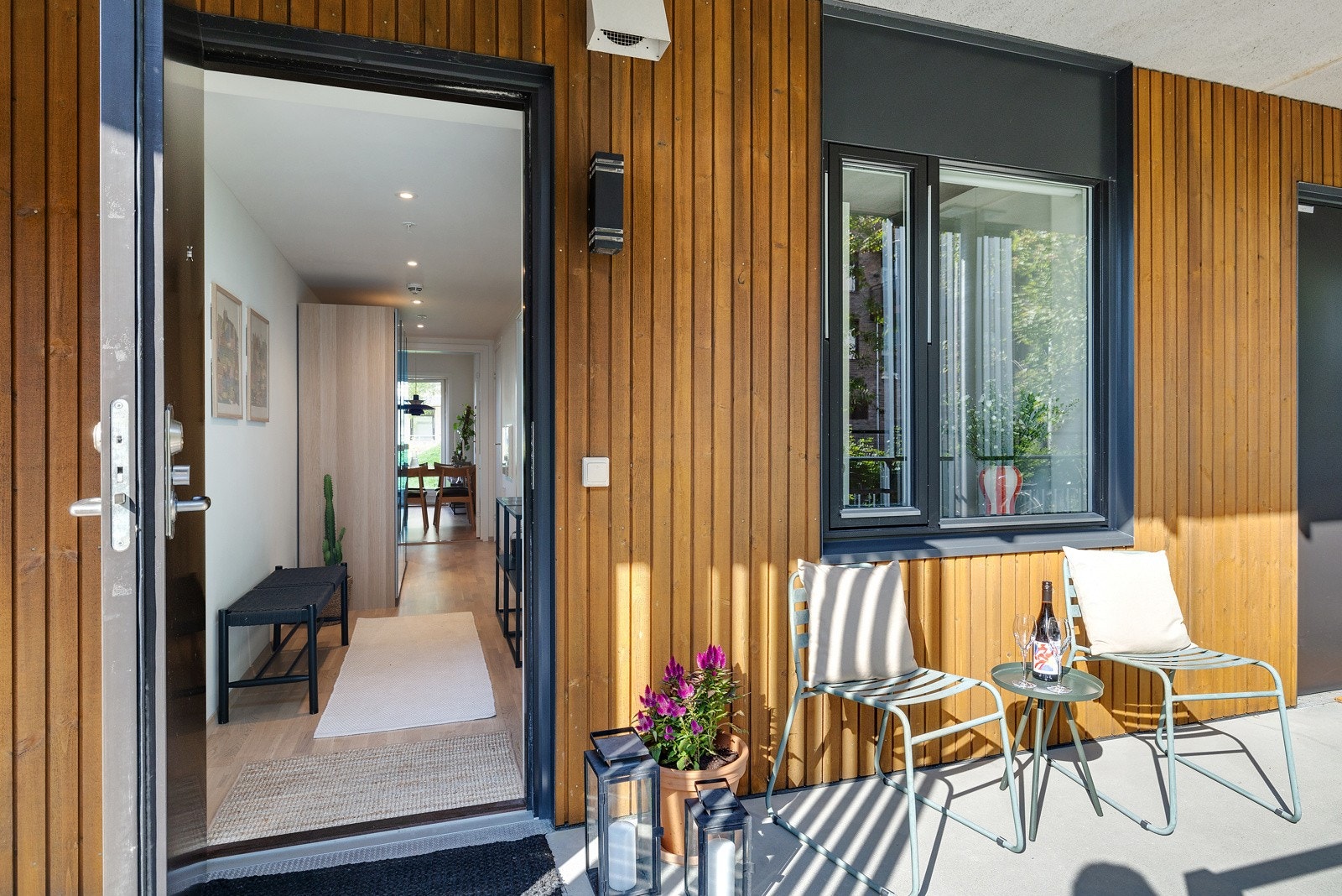 Utenfor er det plass til et hyggelig café-sett hvor du kan nyte morgensolen. Galleribilde