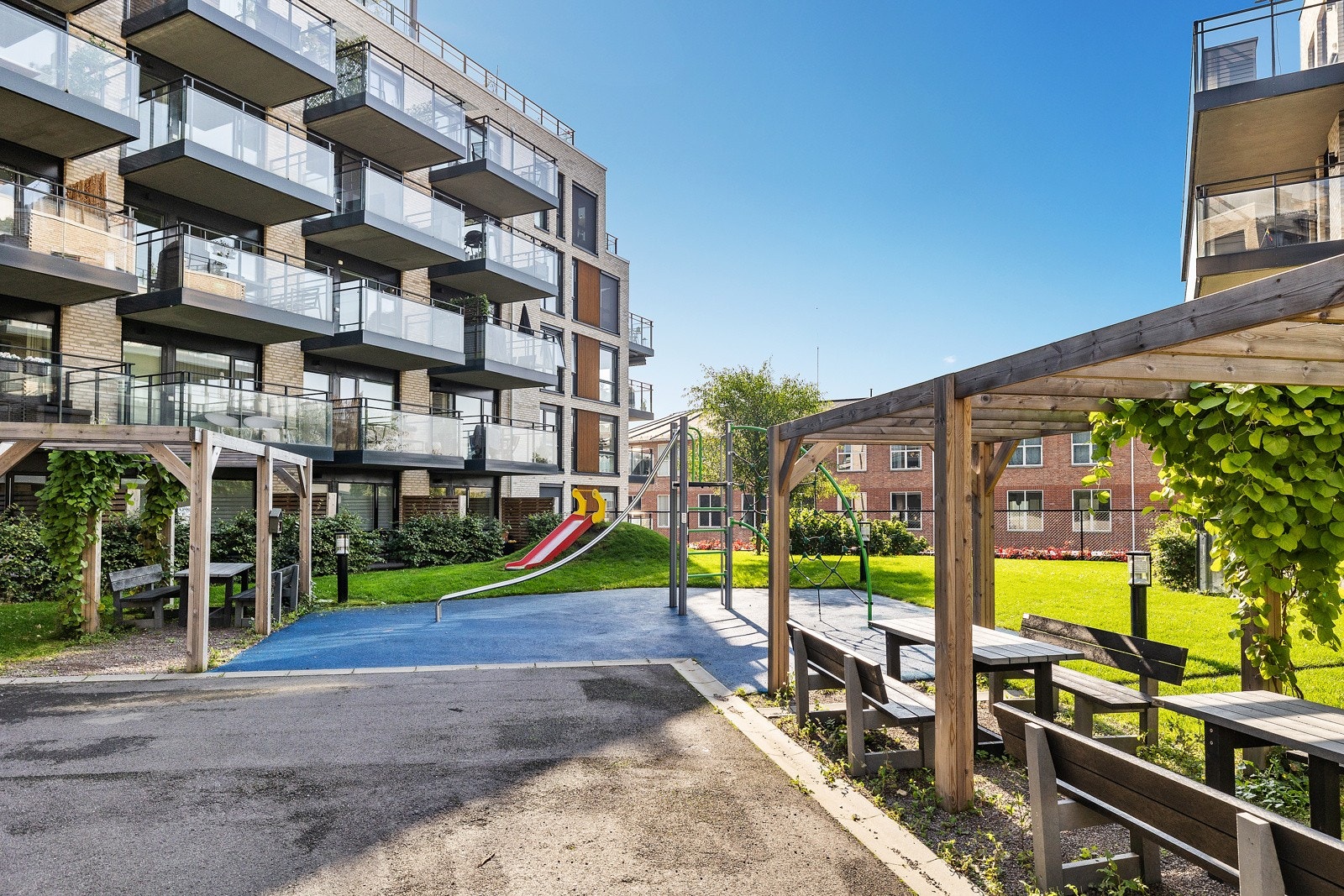 Fellesområder er pent opparbeidet med blant annet internstier, sittebenker, plenarealer og diverse beplantning. Galleribilde