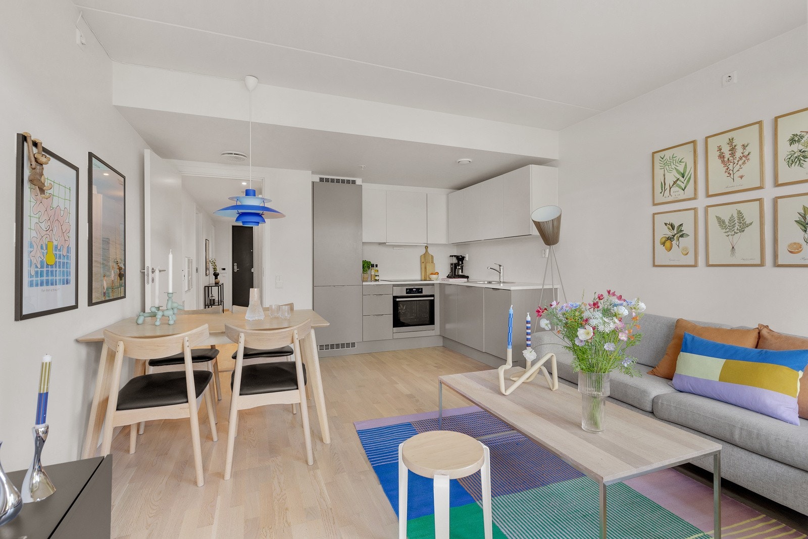 Kjøkkenet ligger i en fin, sosial og åpen løsning med stuen. Galleribilde