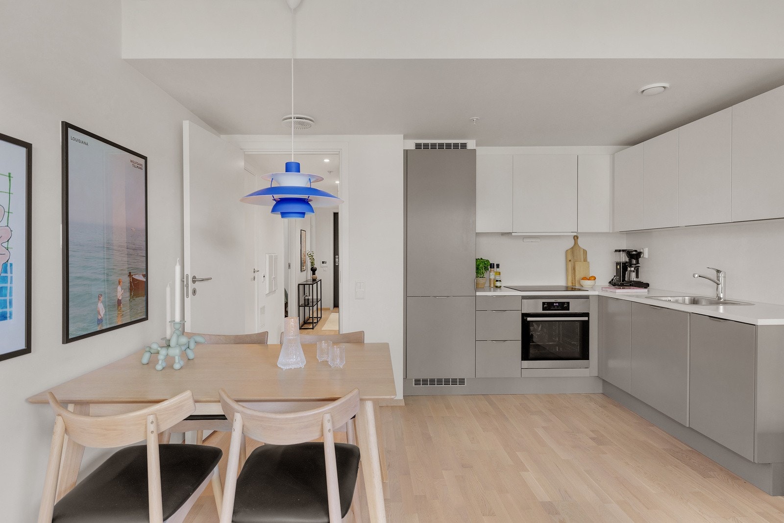 Tidsriktig og moderne kjøkkeninnredning fra 2019 med god skapplass. Galleribilde