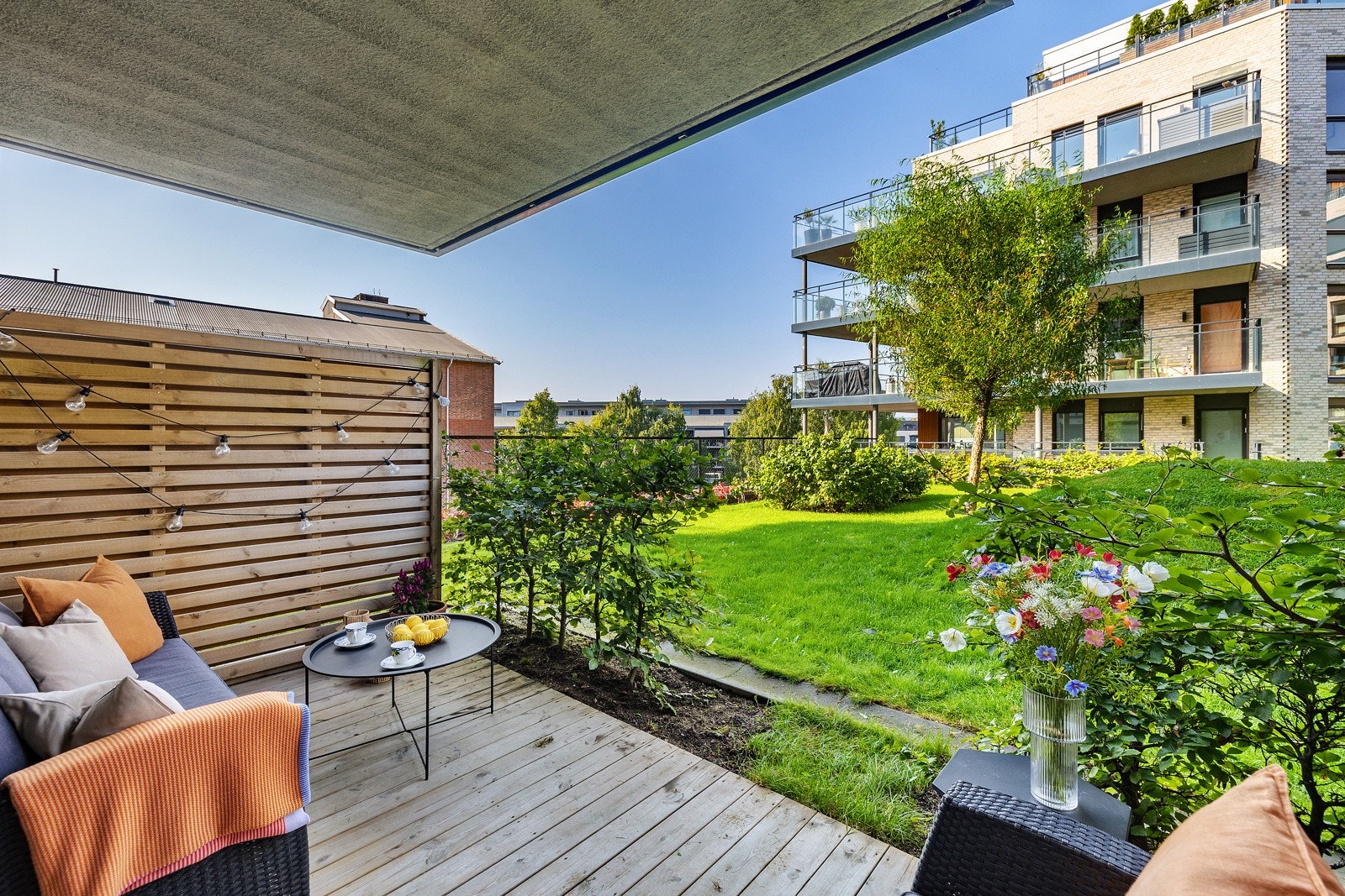 Leiligheten har en skikkelig hyggelig og usjenert uteplass. Galleribilde